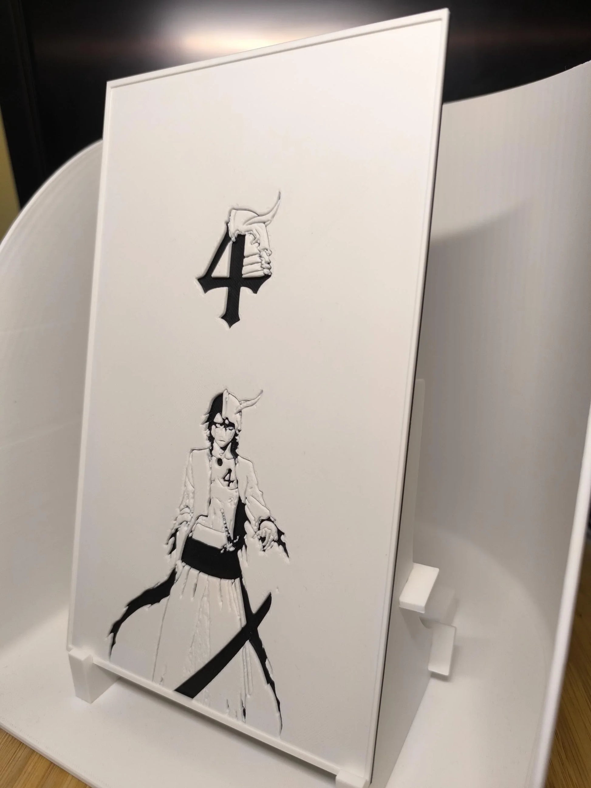 Panneau blanc en relief avec personnage manga portant un chapeau à cornes et un chiffre 4 distinctif