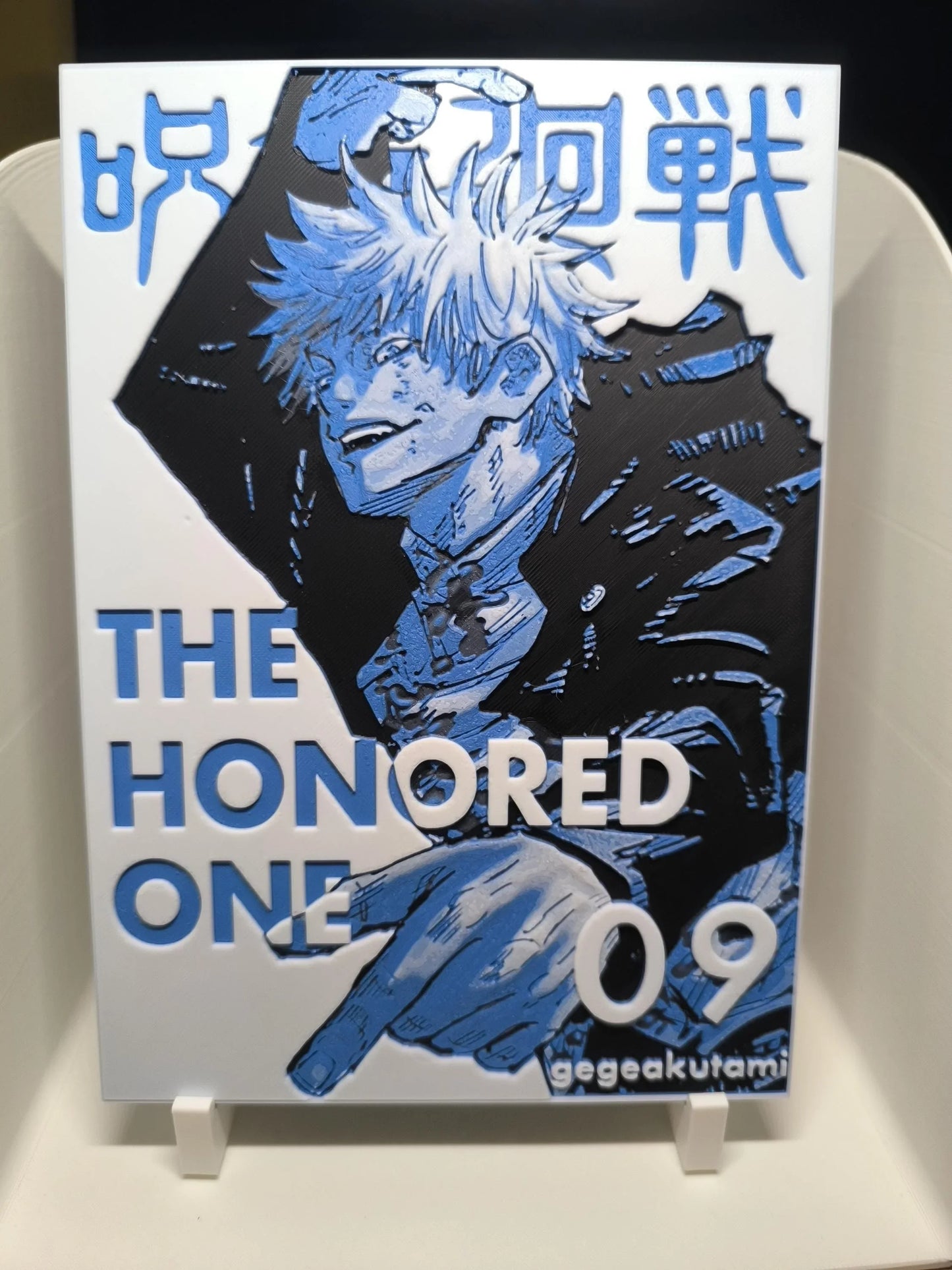Plaque décorative manga Jujutsu Kaisen avec illustration de personnage animé et texte THE HONORED ONE 09