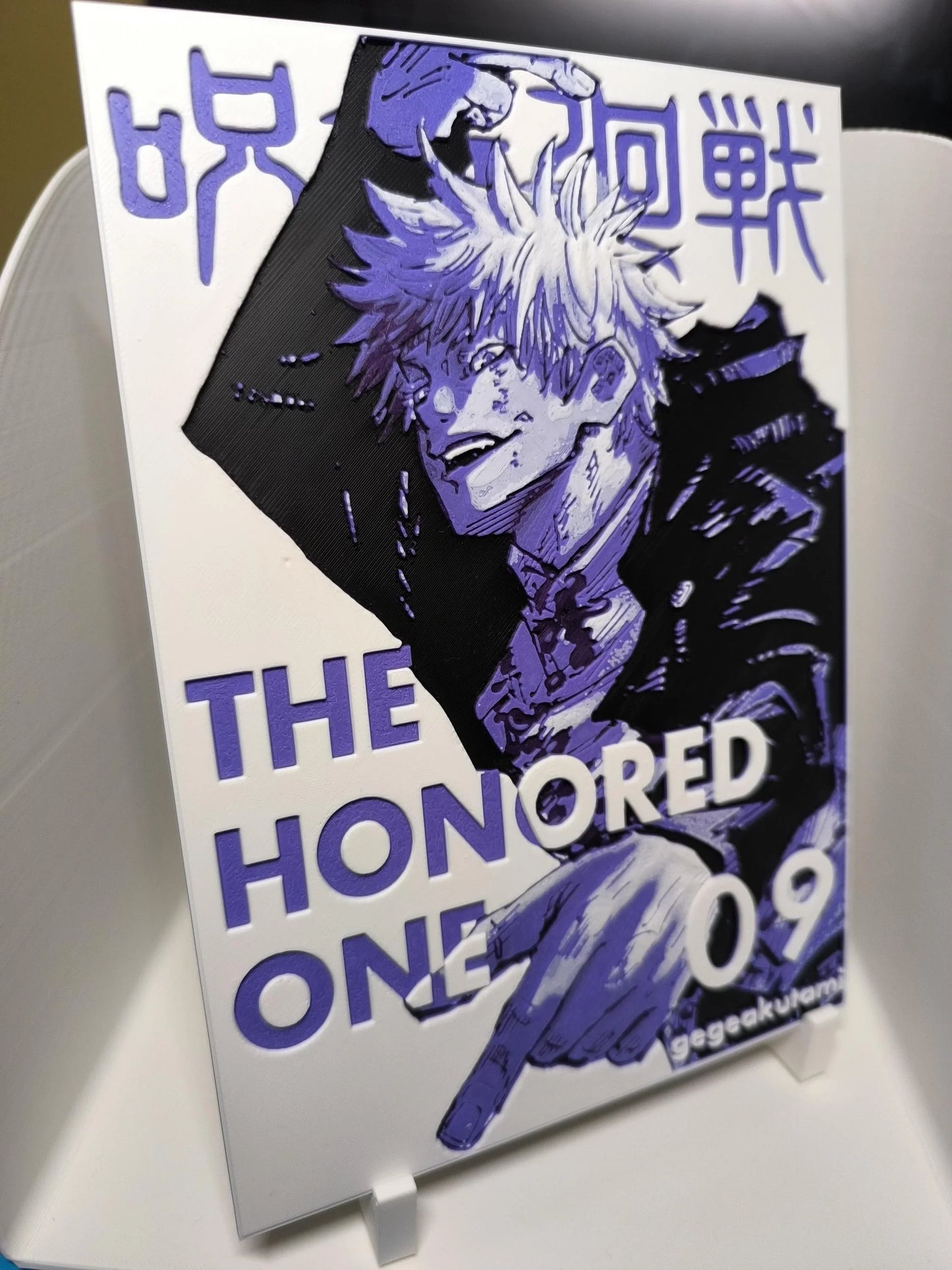 Illustration manga violet de personnage avec cheveux blancs, texte THE HONORED ONE et signes japonais