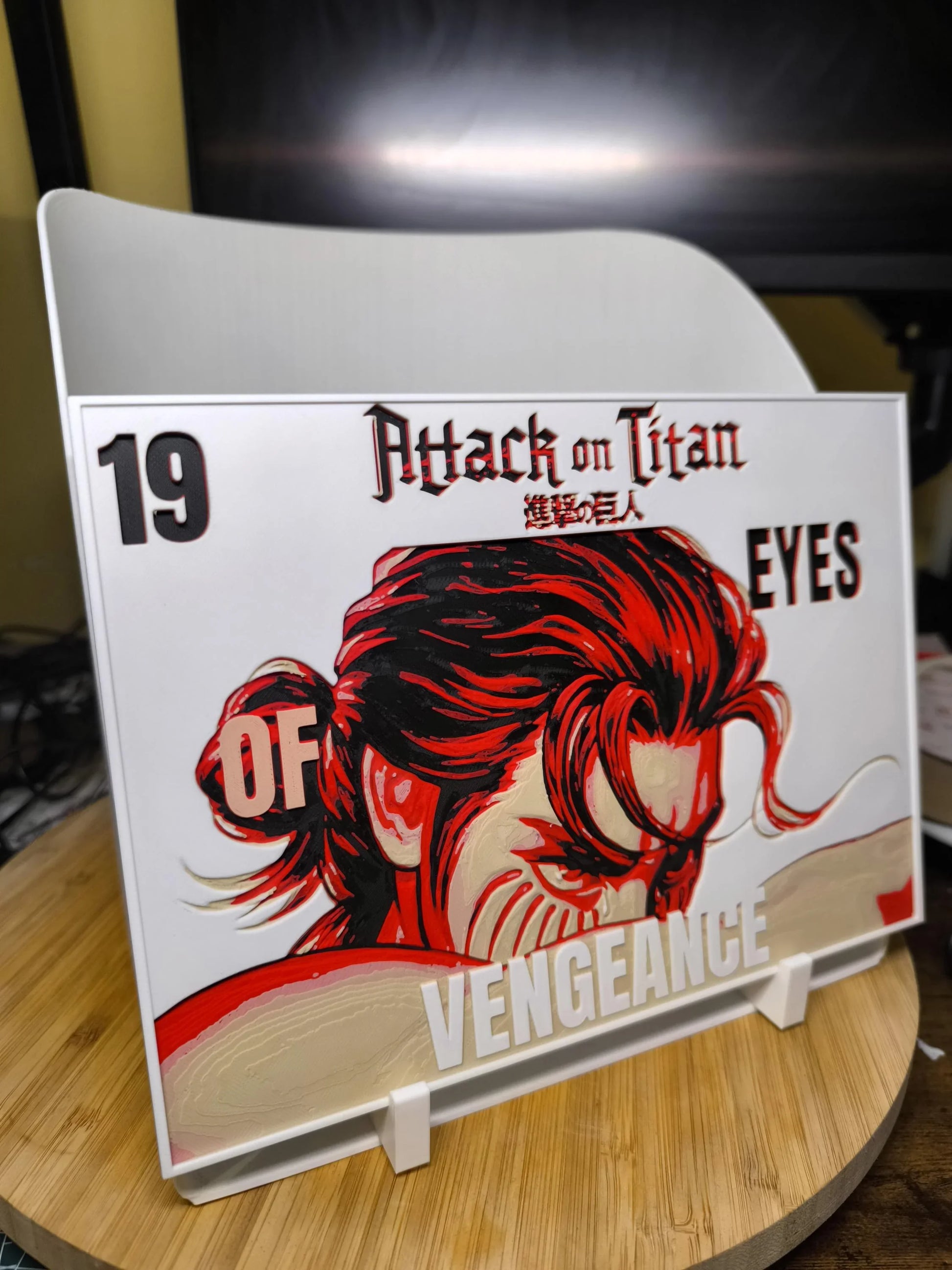 Carte illustrée Attack on Titan, visage rouge et noir, texte Vengeance, sur support blanc