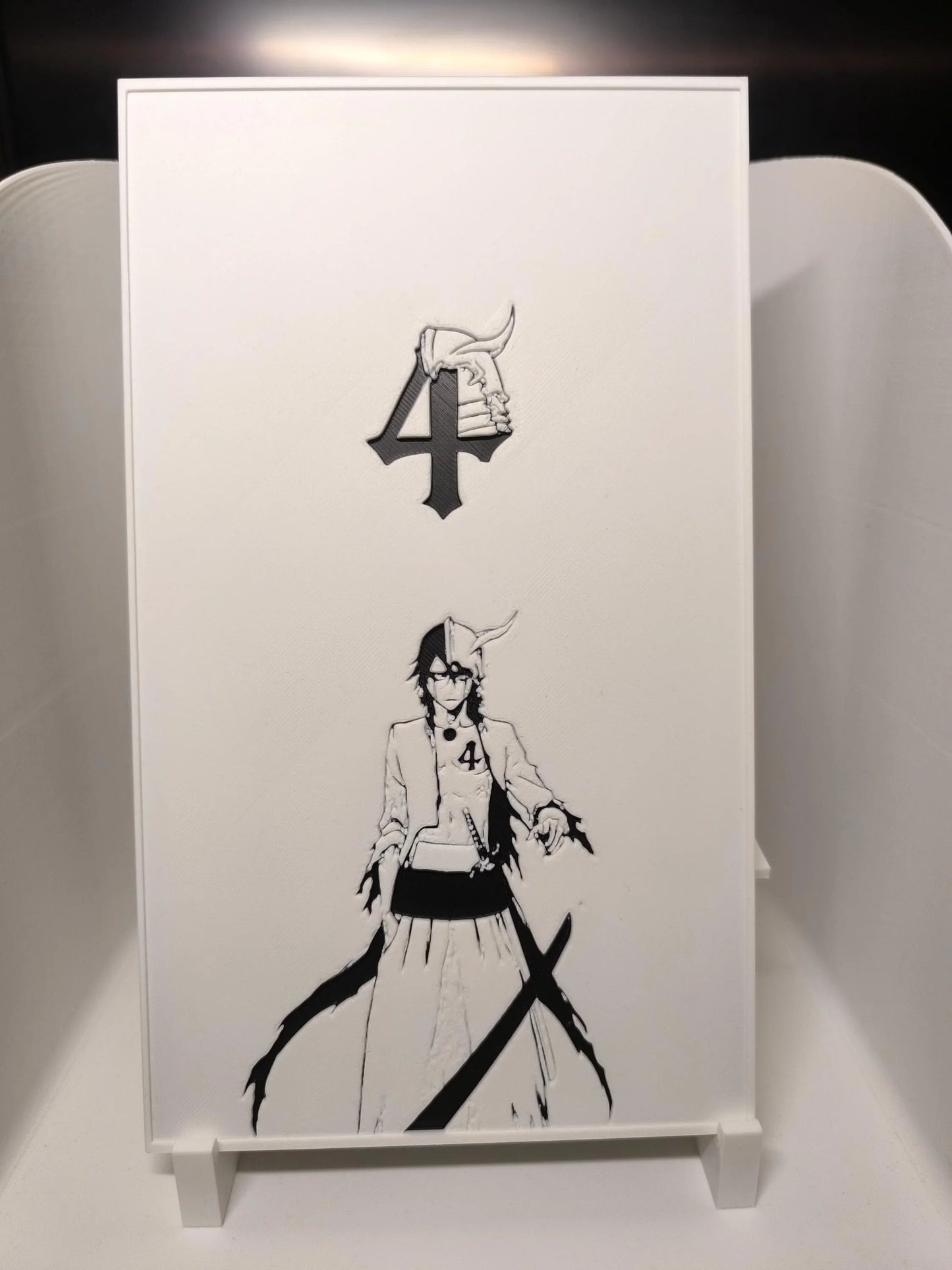 Illustration noire et blanche d'un personnage d'anime avec un masque et un chiffre 4 au-dessus, sur fond blanc