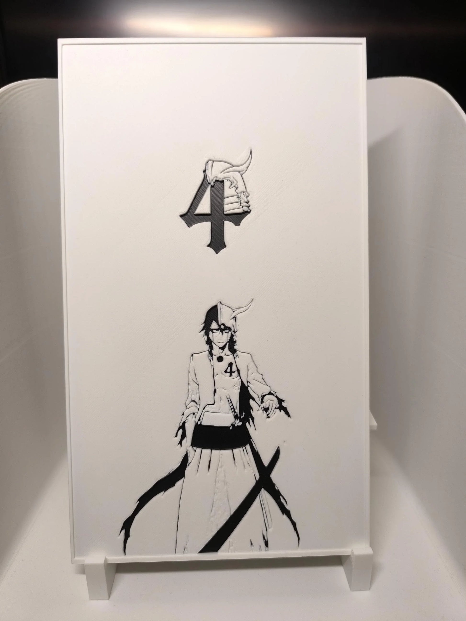 Illustration noire et blanche d'un personnage d'anime avec un masque et un chiffre 4 au-dessus, sur fond blanc