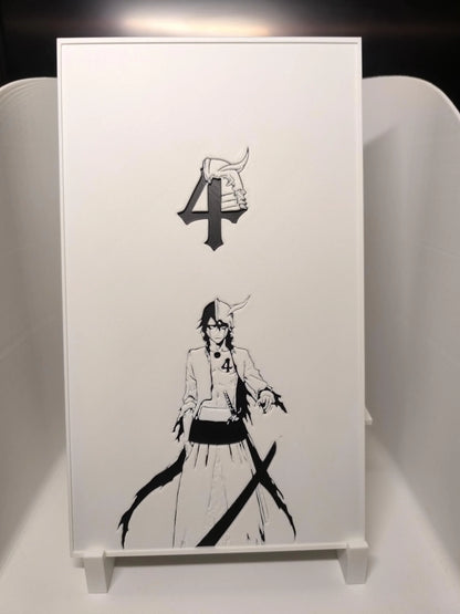 Illustration noire et blanche d'un personnage d'anime avec un masque et un chiffre 4 au-dessus, sur fond blanc