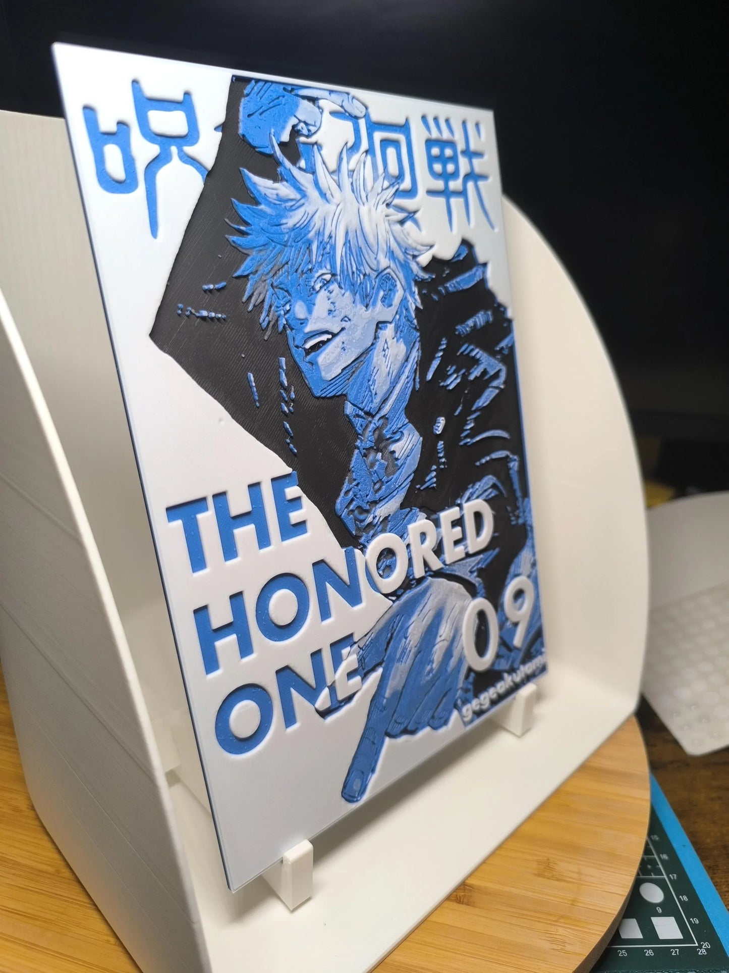 Plaque décorative en relief de Jujutsu Kaisen avec personnage et texte The Honored One 09.