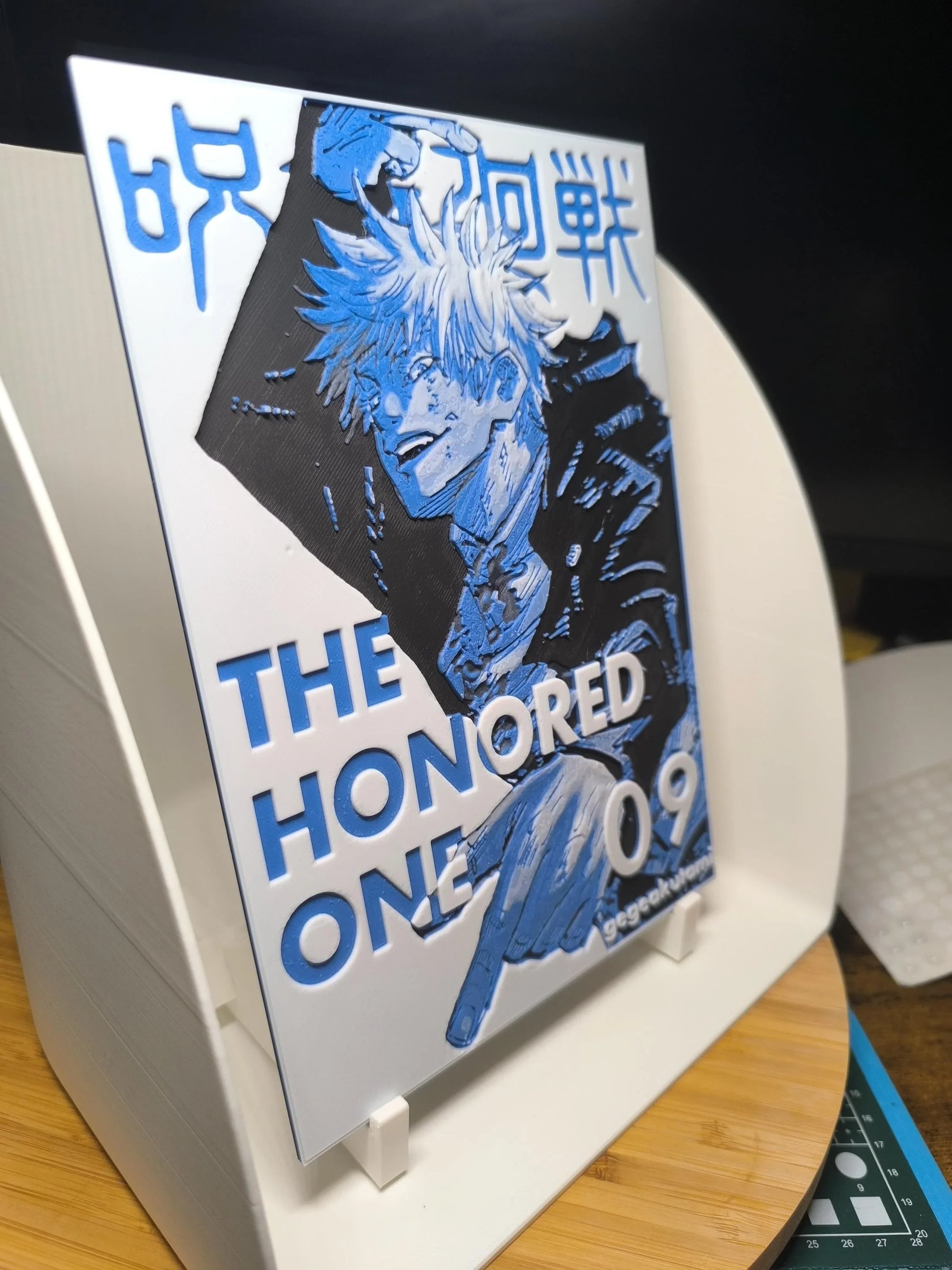 Plaque décorative en relief de Jujutsu Kaisen avec personnage et texte The Honored One 09.
