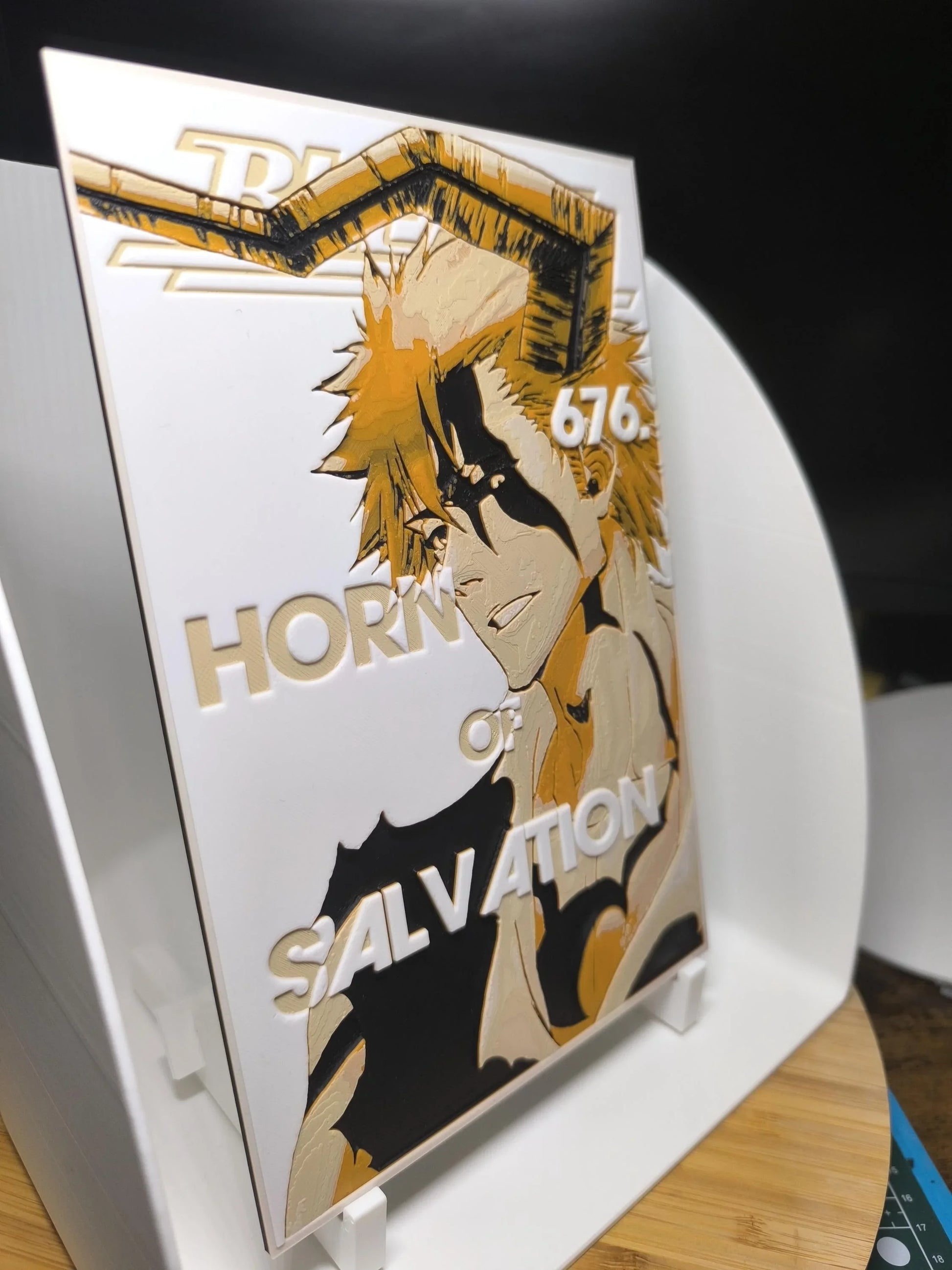 Illustration stylisée d'un personnage manga avec corne, texte "Horn of Salvation", jeux de couleurs noir, beige, or