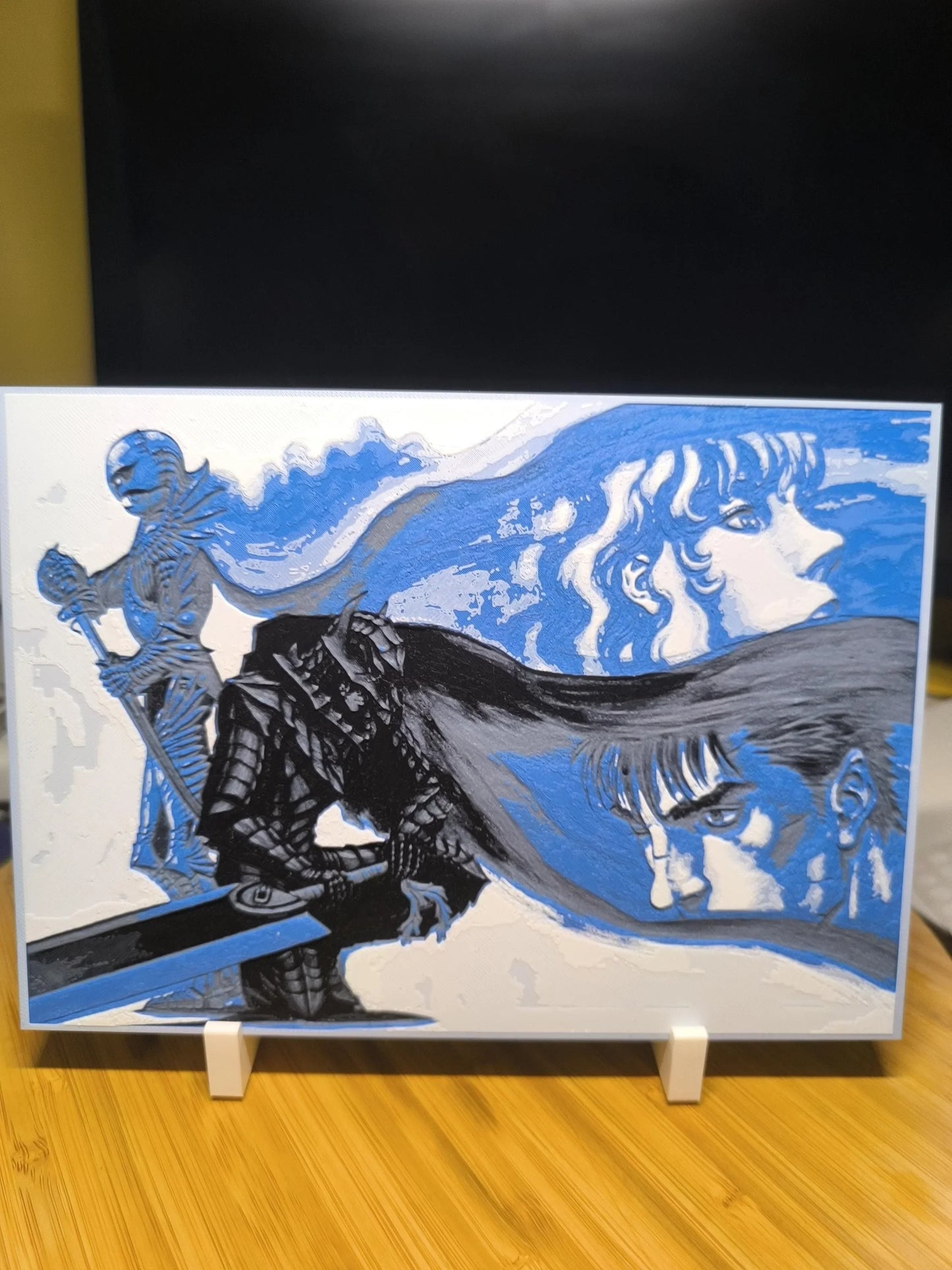 Illustration héroïque en bleu et noir avec un chevalier en armure et deux visages dramatiques