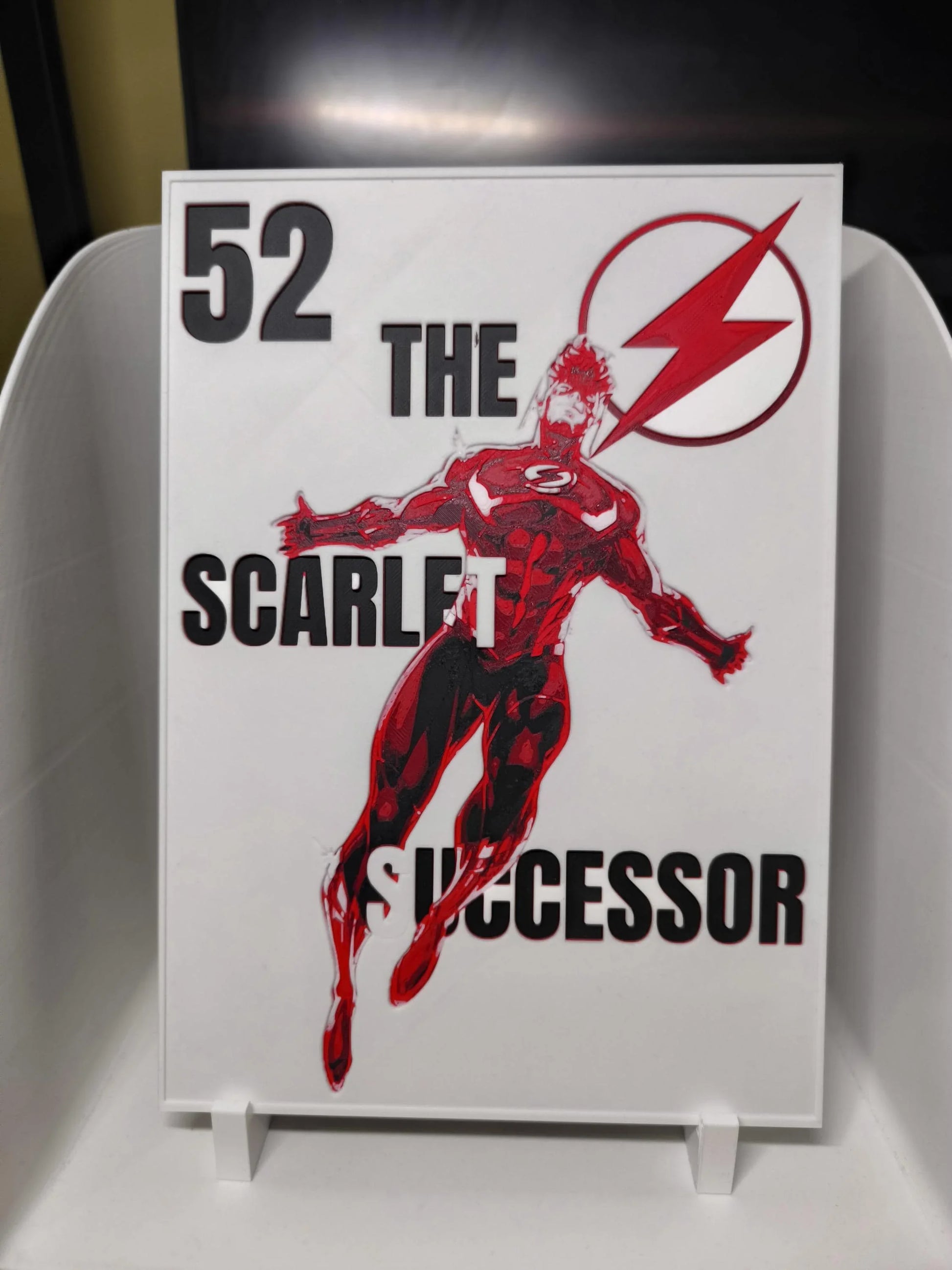 Illustration Scarlet Successor 52 avec super-héros en costume rouge et logo éclair sur fond blanc