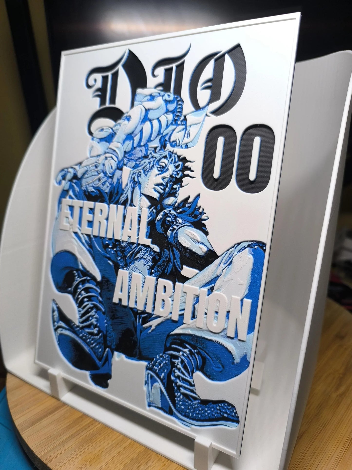 Plaque décorative Dio Eternal Ambition en couleur bleue et blanche avec personnage stylisé assis