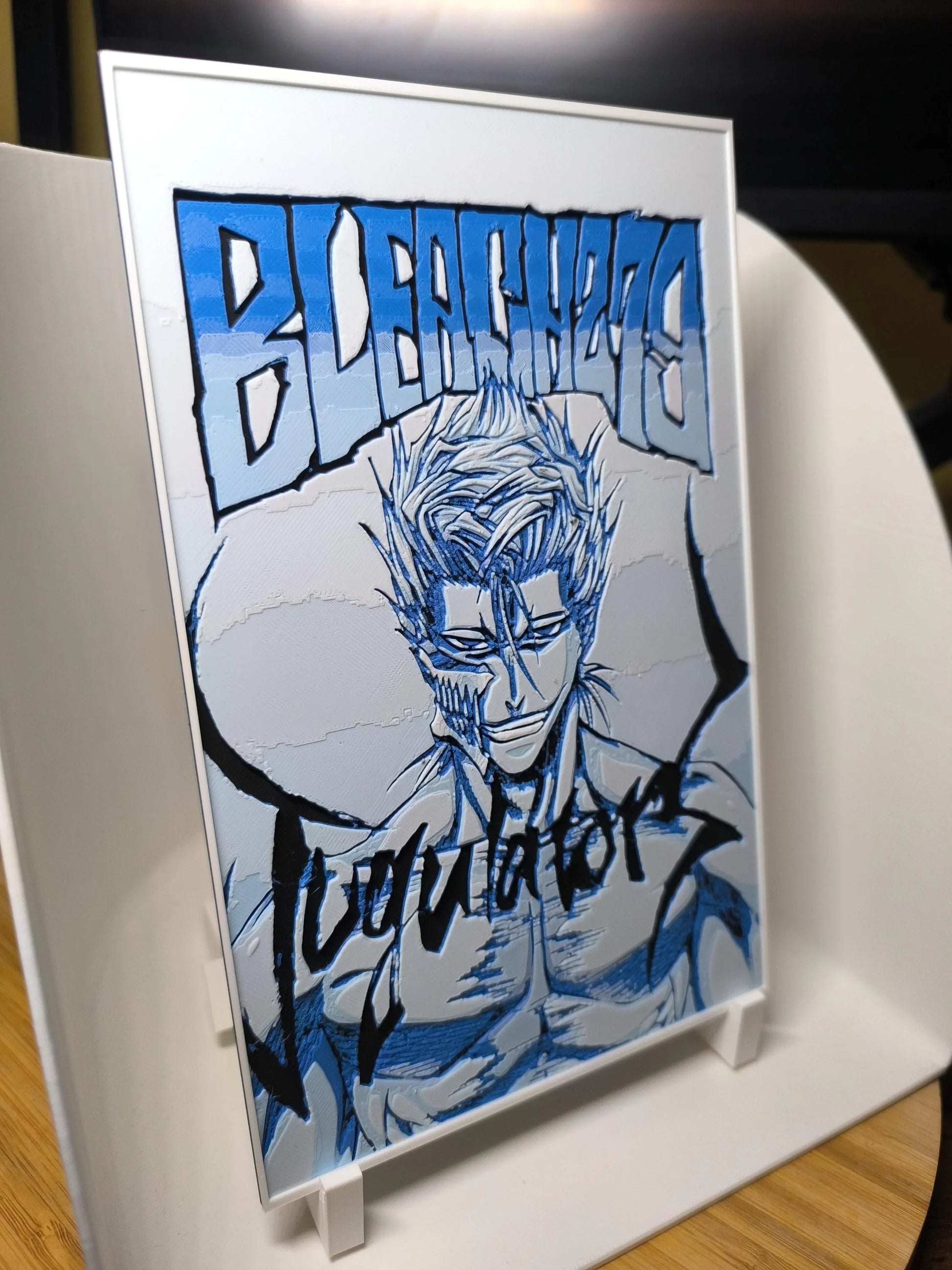 Tableau manga Bleach 2018 avec personnage stylisé bleu et noir sur chevalet blanc
