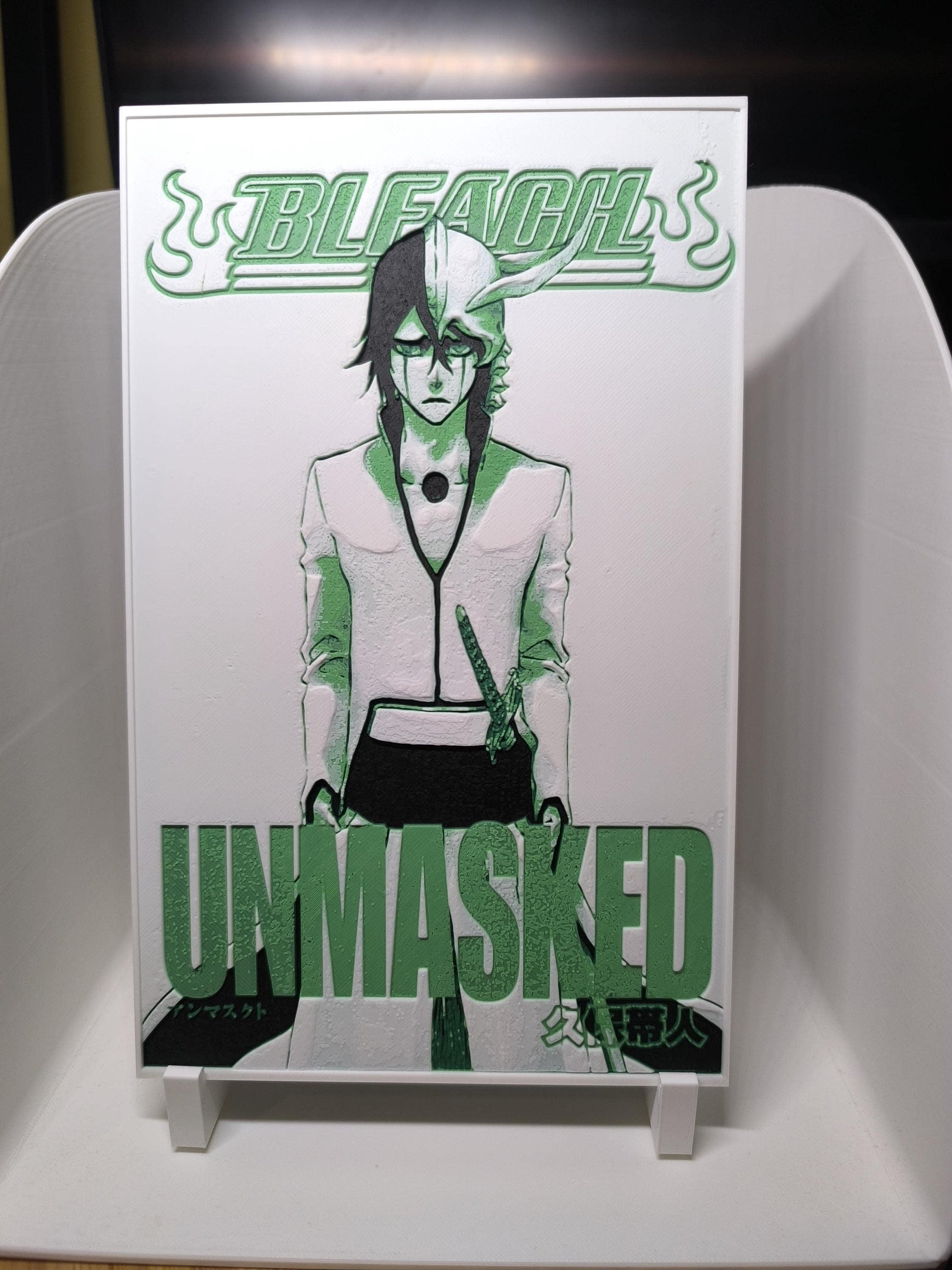 Poster vert et blanc de Bleach avec personnage au masque brisé, texte Unmasked