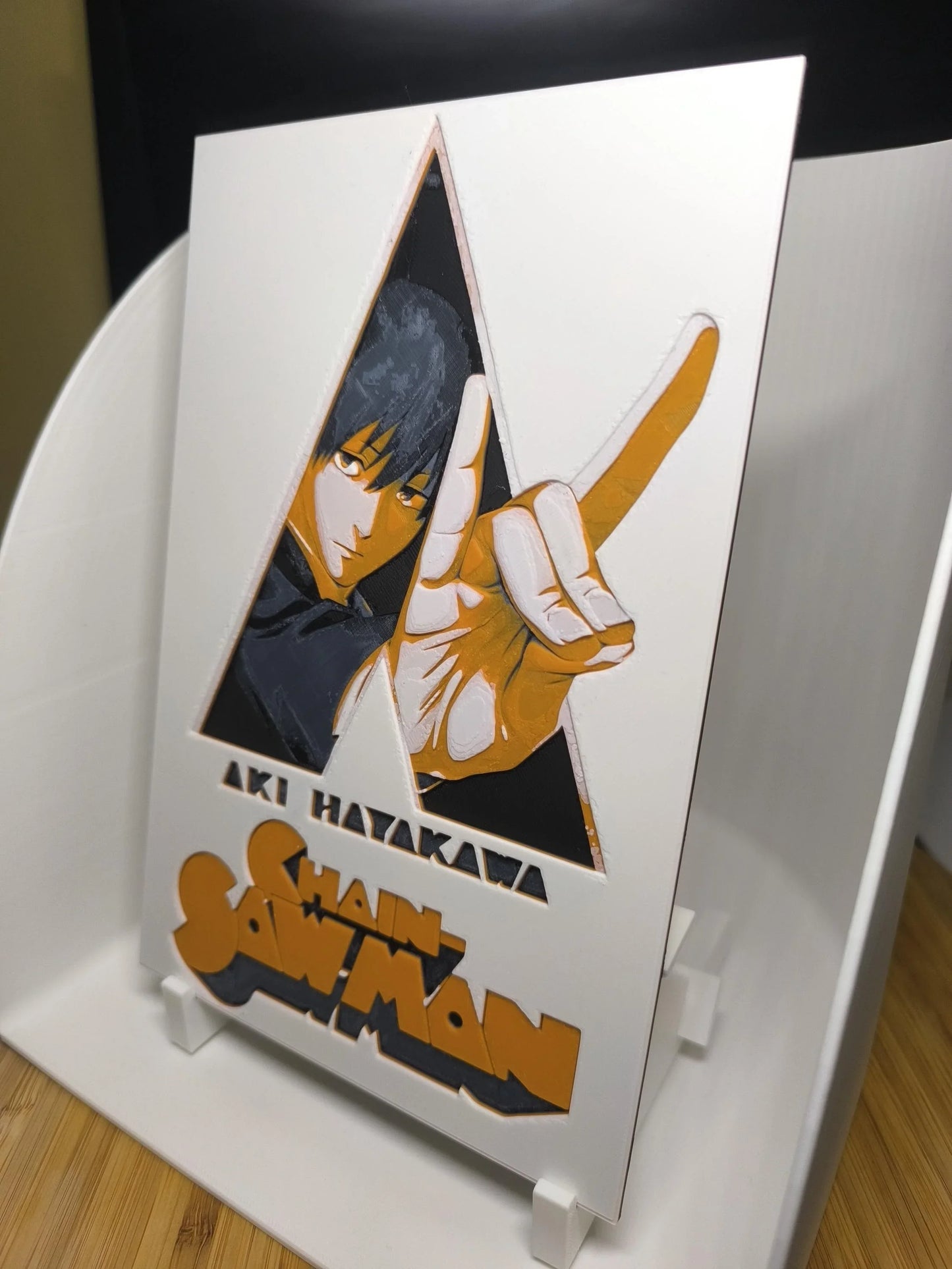 Carte décorative en 3D du personnage Aki Hayakawa de l'anime Chain Saw Man avec main en geste