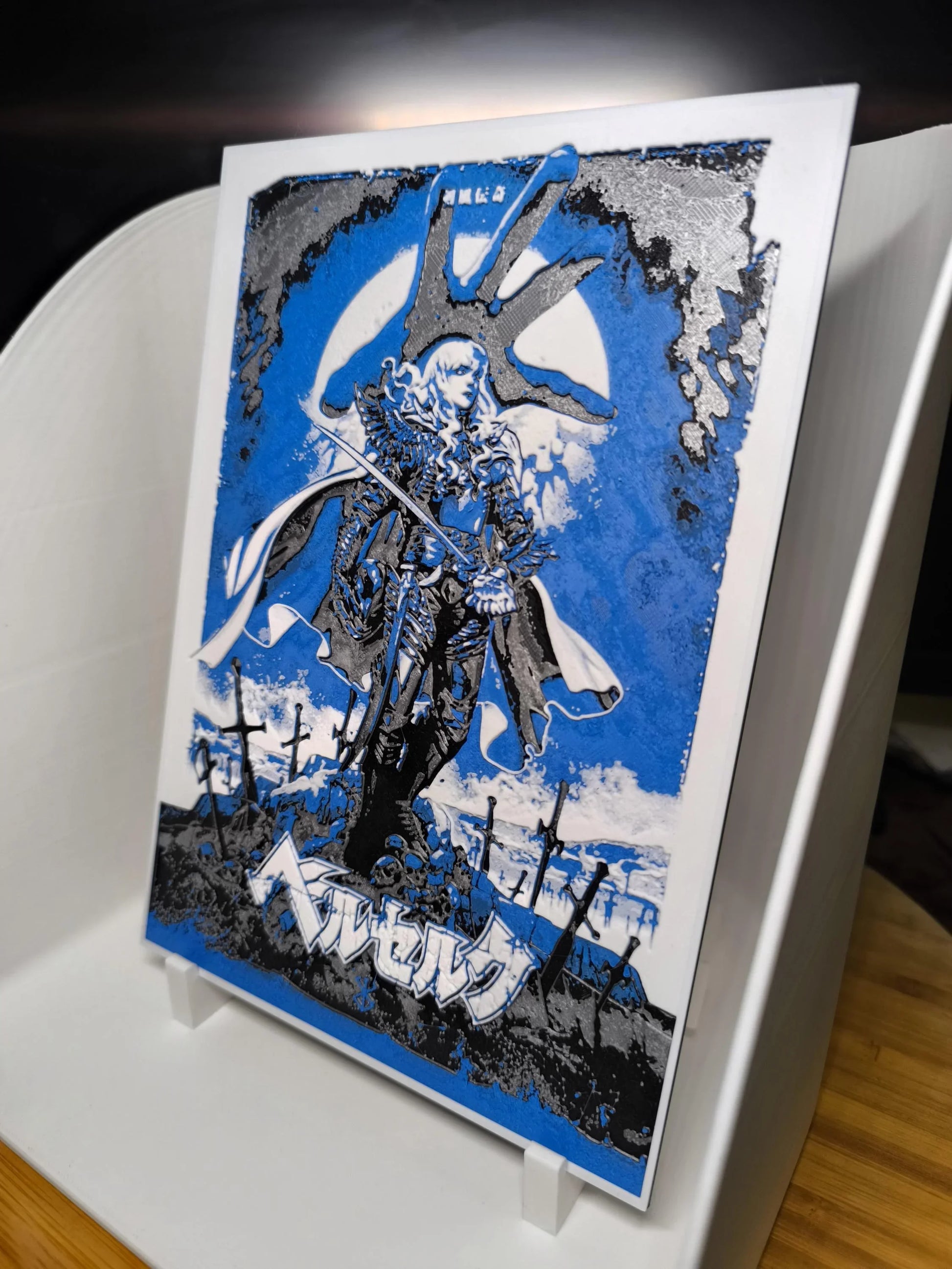 Illustration stylisée d'un chevalier en armure noire avec épée, fond bleu et plein de croix au sol