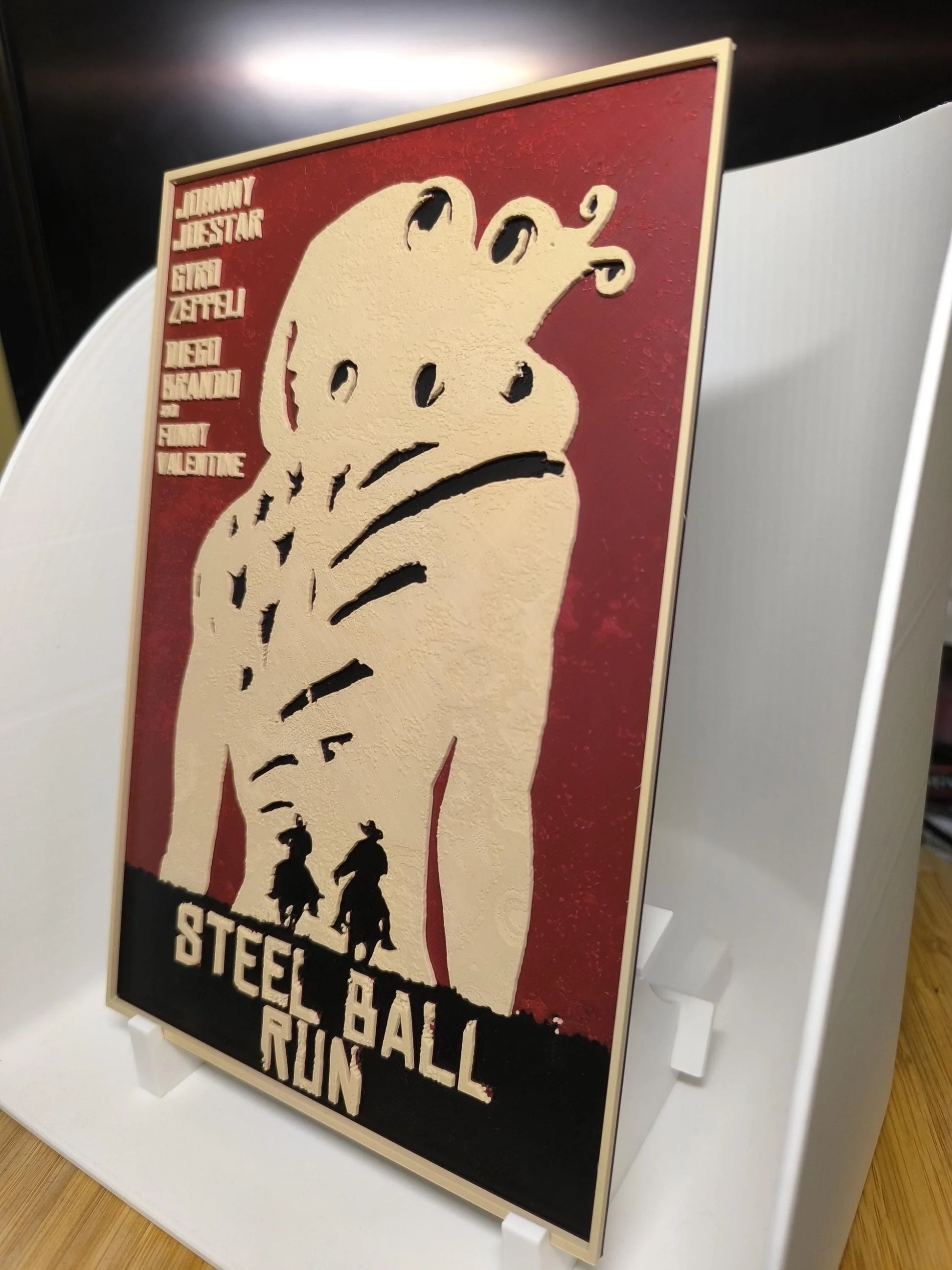 Affiche en relief Steel Ball Run avec personnages à cheval et silhouette de figure abstraite beige sur fond rouge et noir
