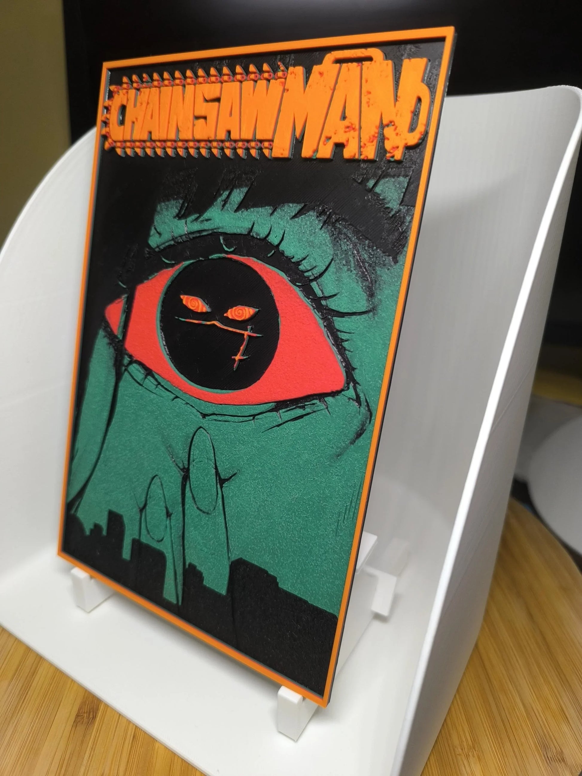 Affiche 3D Chainsaw Man avec gros plan sur un œil orange et noir dans un cadre orange