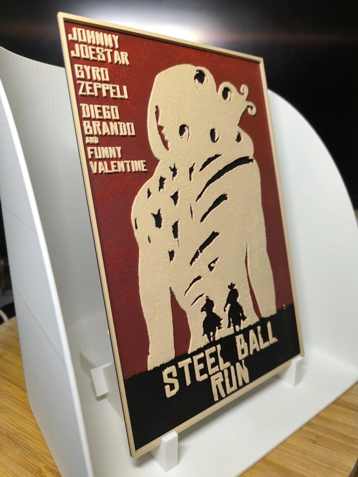 Affiche en relief Steel Ball Run avec silhouettes de cavaliers et monstre beige sur fond rouge