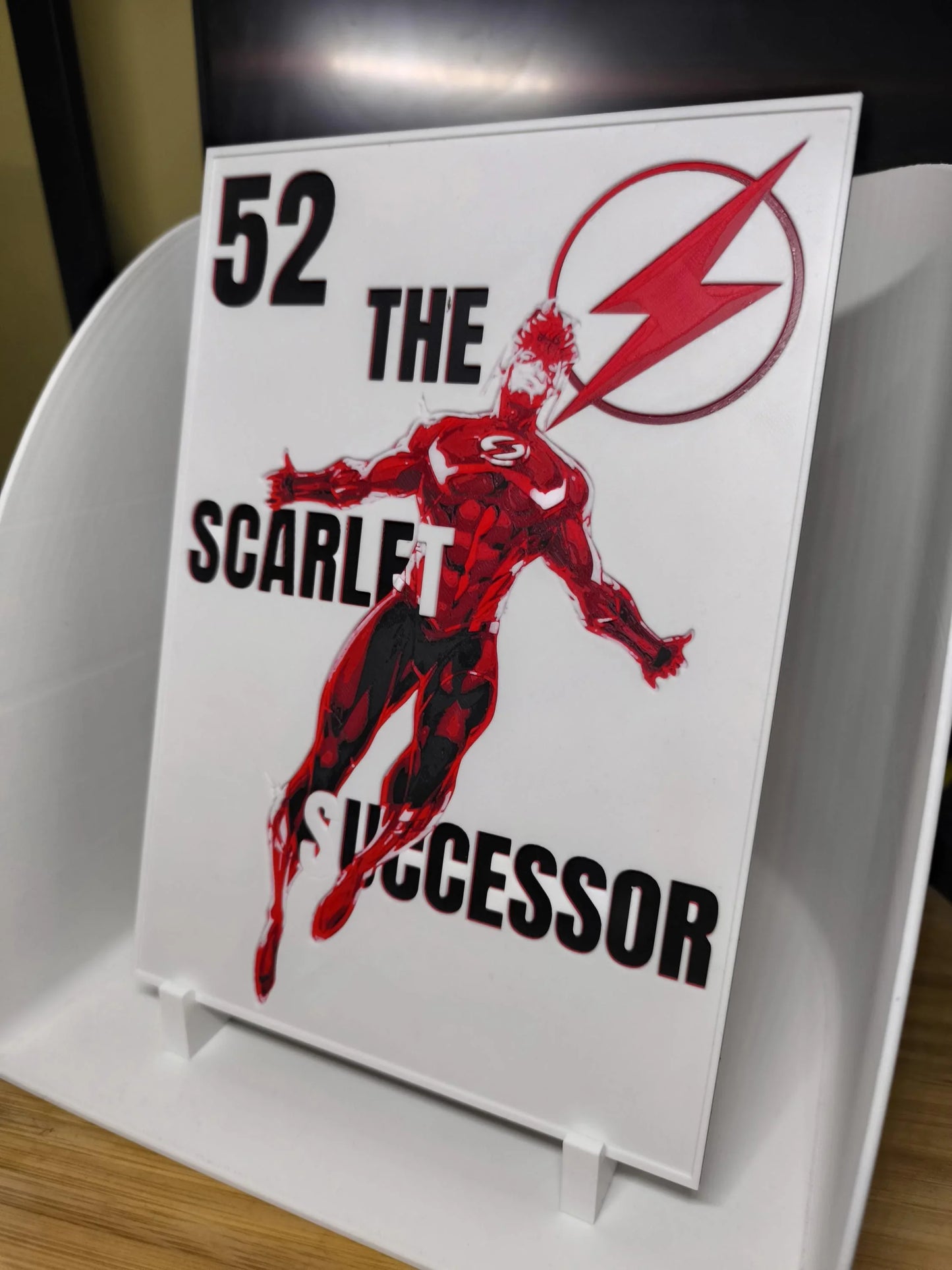 Carte illustrée du super-héros Scarlet, avec texte '52 The Scarlet Successor' et symbole éclair rouge