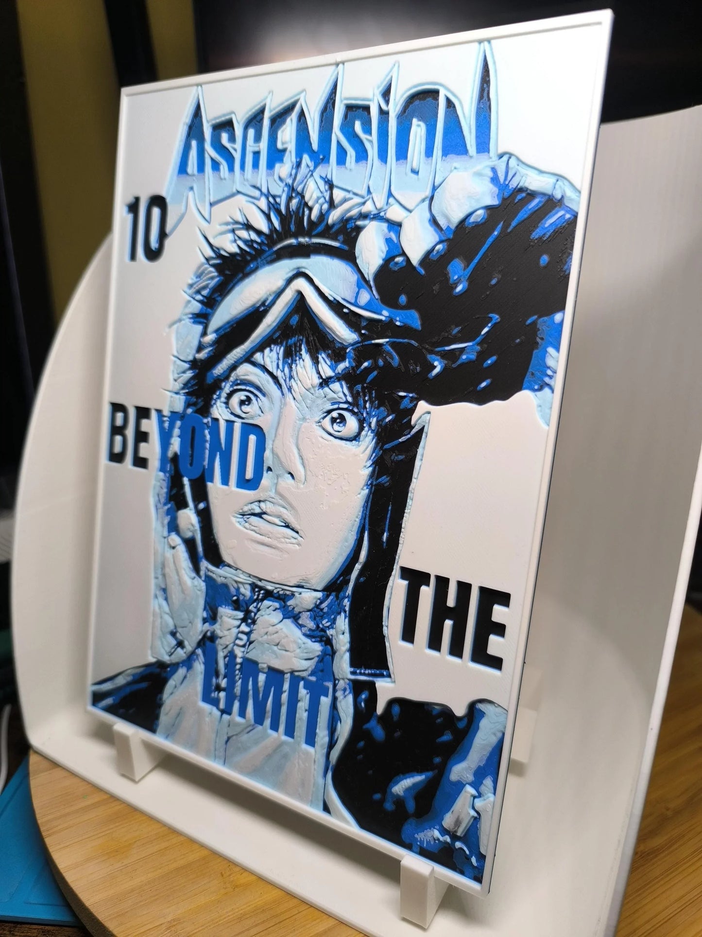 Peinture en relief d'un personnage manga avec lunettes et gants noirs bleus, texte Ascension Beyond The Limit