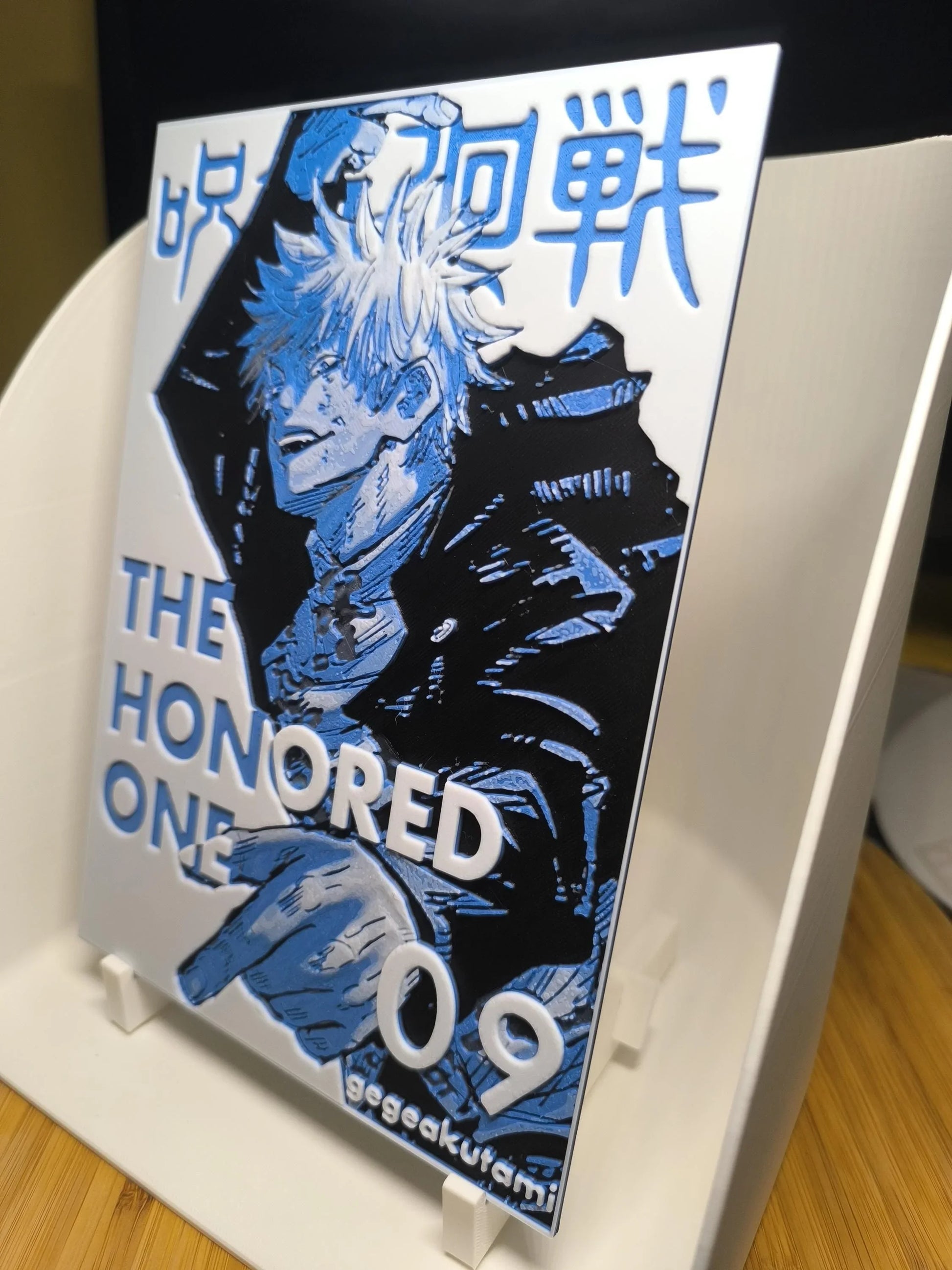 Illustration stylisée en bleu et noir d'un personnage anime avec texte The Honored One 09 Japan
