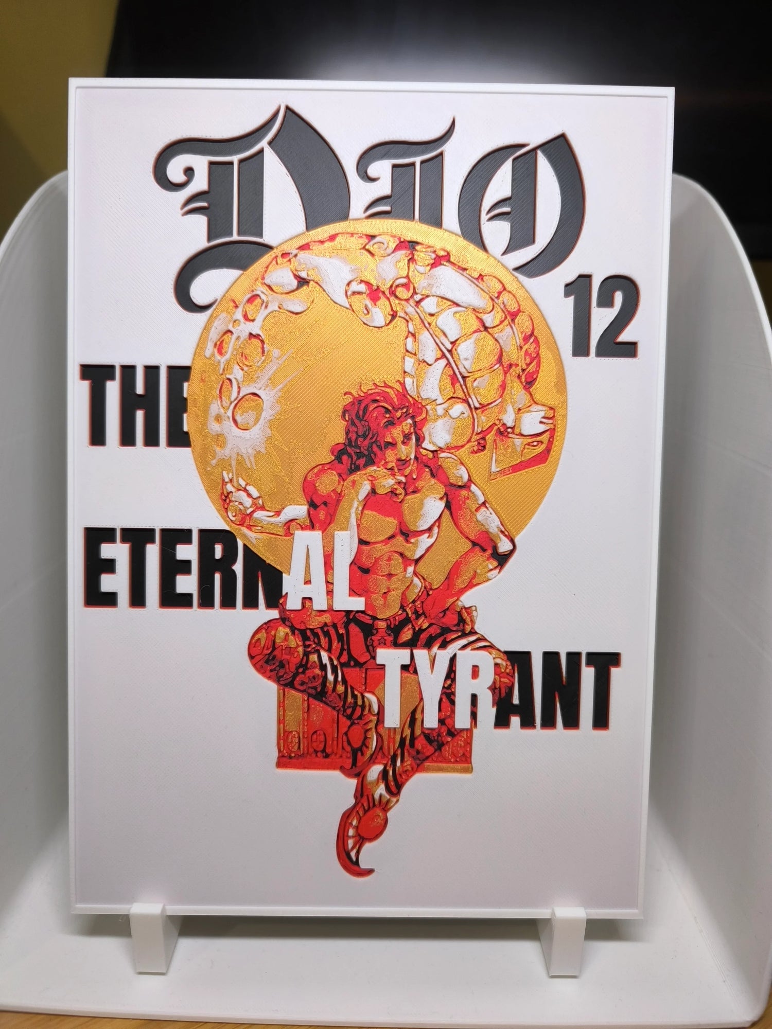 Affiche vintage Dio The Eternal Tyrant avec illustration rouge et or d'un homme musclé assis