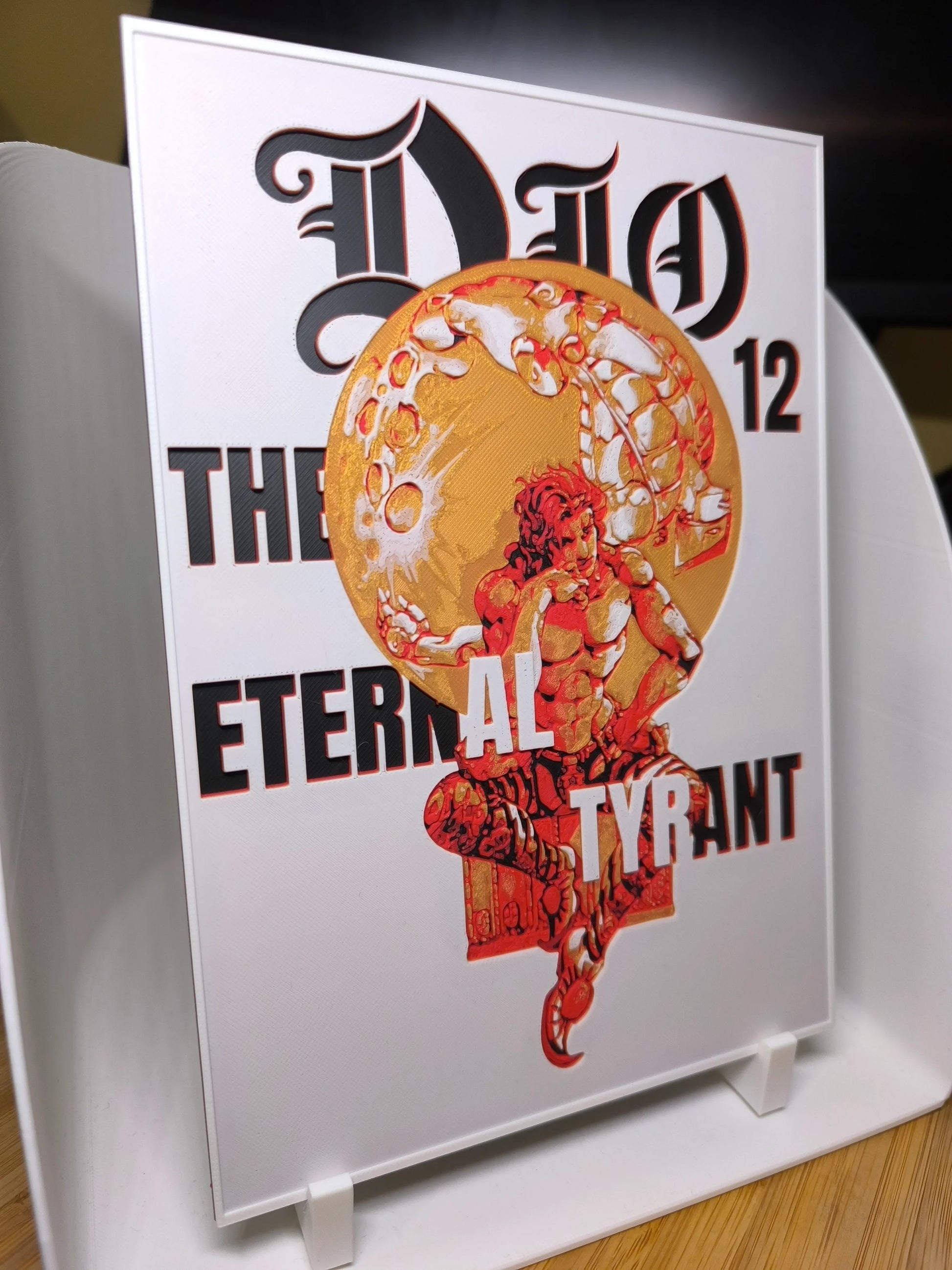 Couverture d'album Dio The Eternal Tyrant avec illustration rouge et or d'un personnage musclé assis