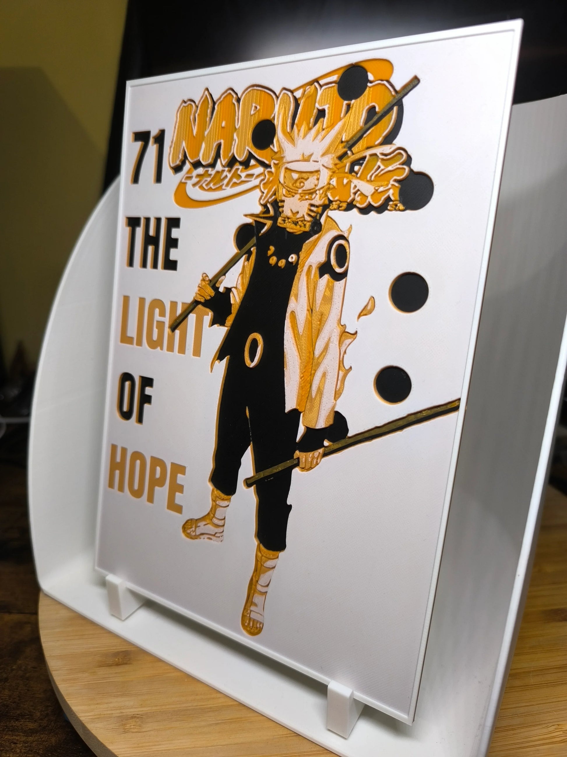 Illustration couleur or et noir de Naruto avec texte "71 Naruto The Light of Hope" sur affiche blanche