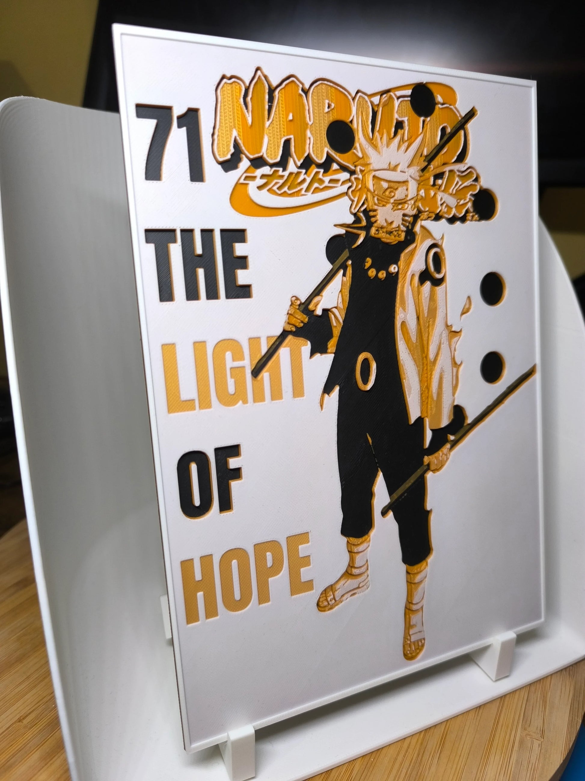 Illustration de Naruto en mode Sage, texte "Naruto The Light of Hope", style graphique doré et noir sur fond blanc