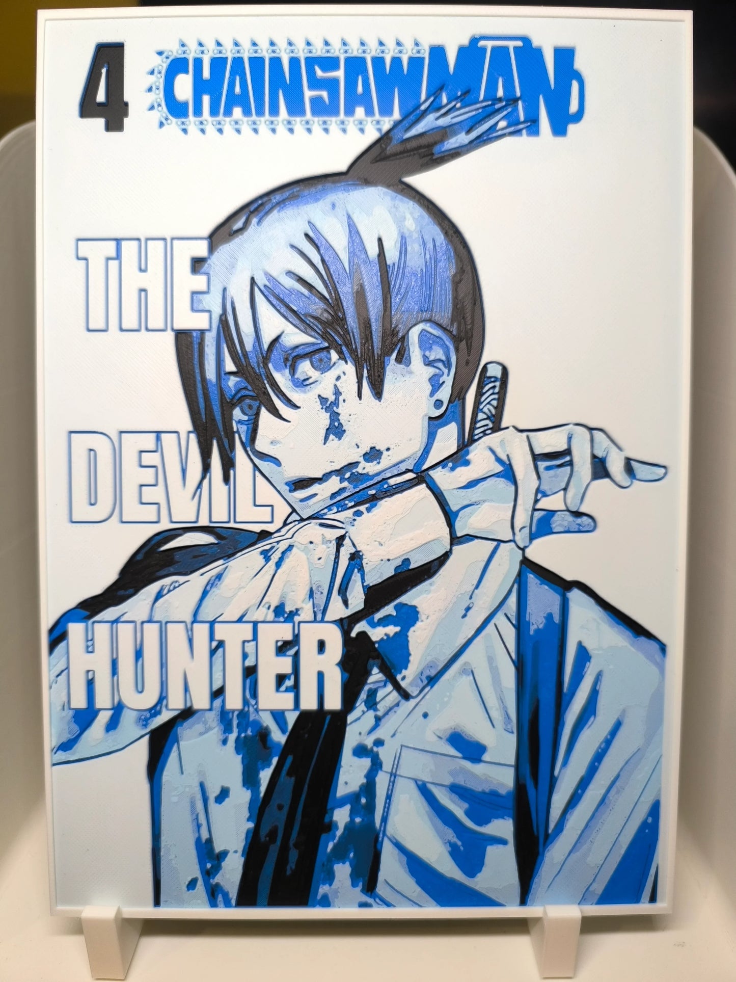 Couverture manga Chainsaw Man tome 4 style bleu avec personnage masculin sanguinolent tenant une arme