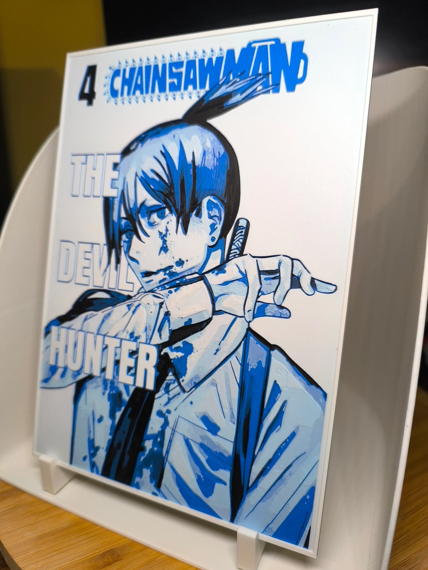Couverture manga Chainsaw Man volume 4, illustration bleu d'un chasseur de démons avec épée