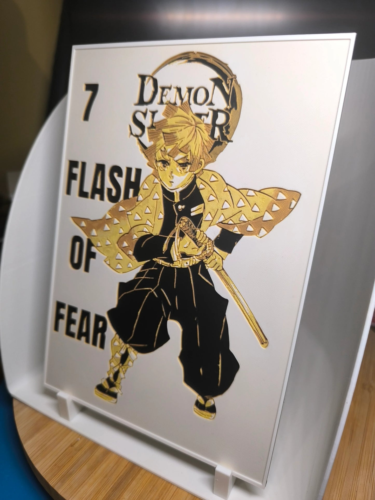 Illustration manga Demon Slayer de Tanjiro avec épée, motifs géométriques dorés sur fond blanc