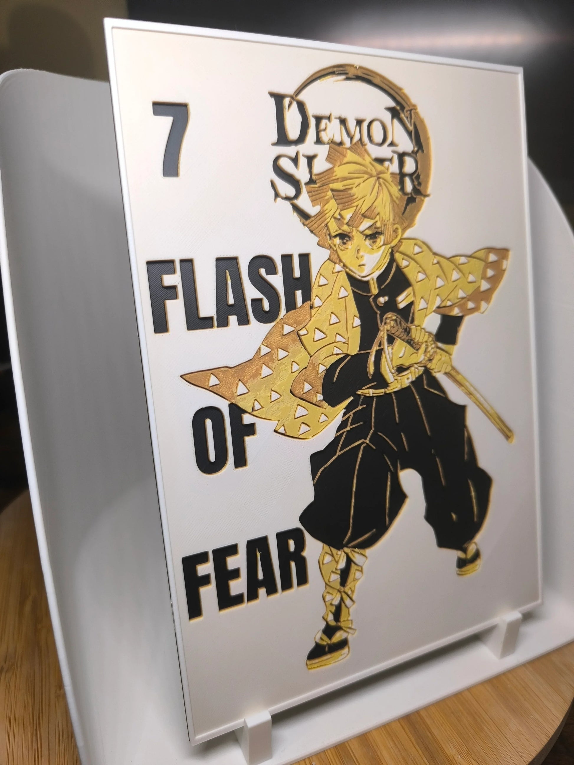 Illustration dorée et noire de Zenitsu en pose d'attaque avec texte Demon Slayer Flash of Fear