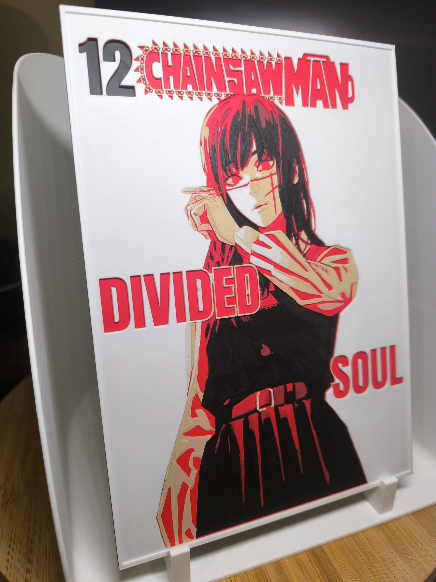 Couverture manga Chainsaw Man tome 12 avec illustration personnage féminin en rouge et noir