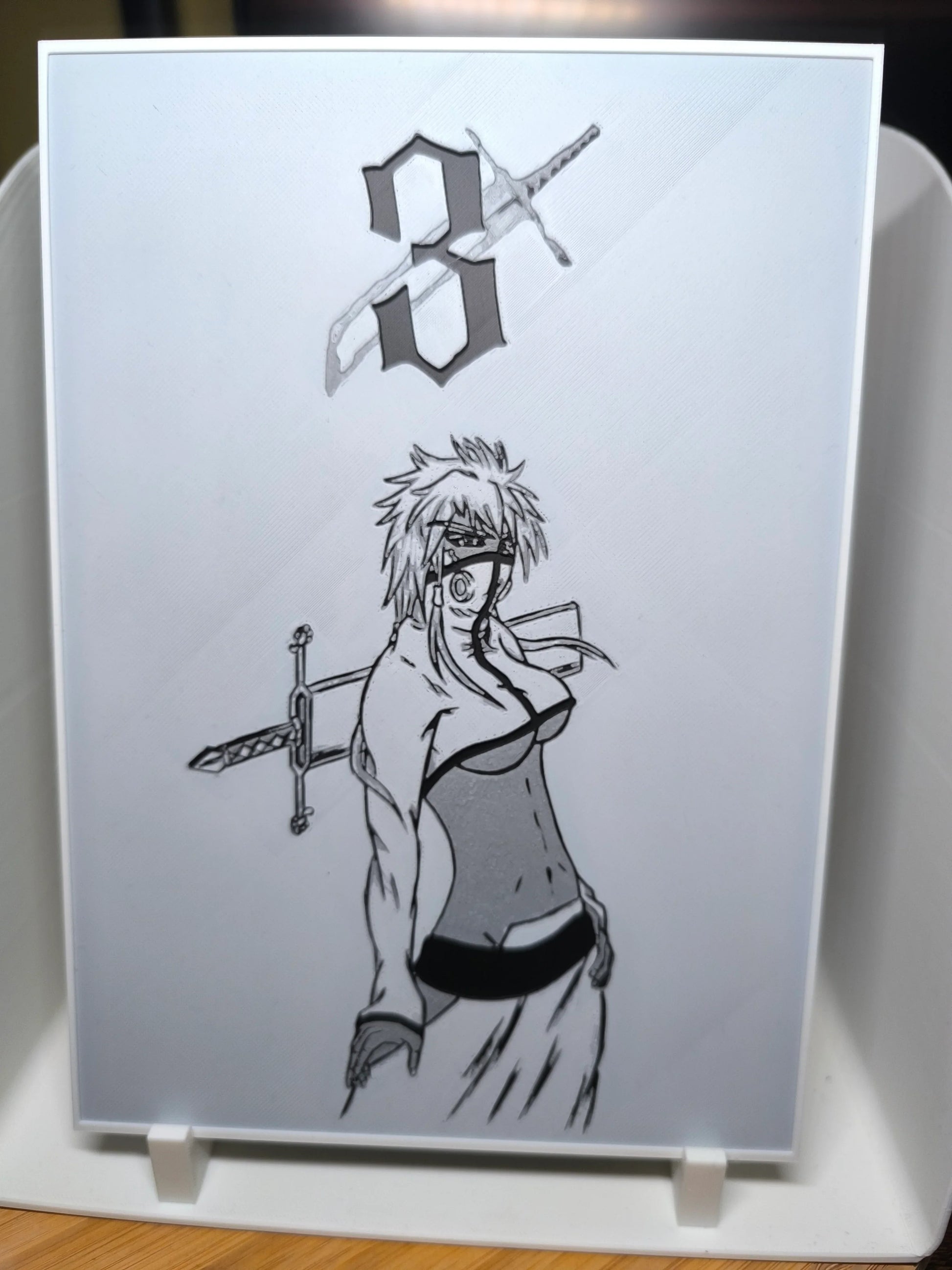 Dessin anime noir et blanc d'un personnage féminin avec une épée dans le dos et un masque