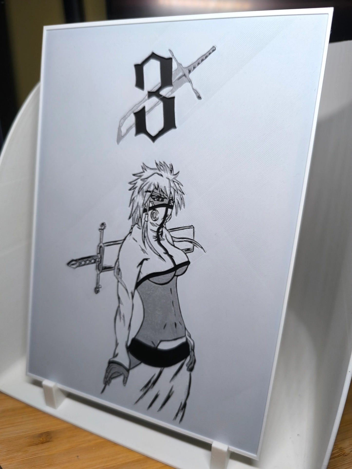 Dessin manga femme avec épée dans le dos, style noir et blanc, sur support blanc incliné