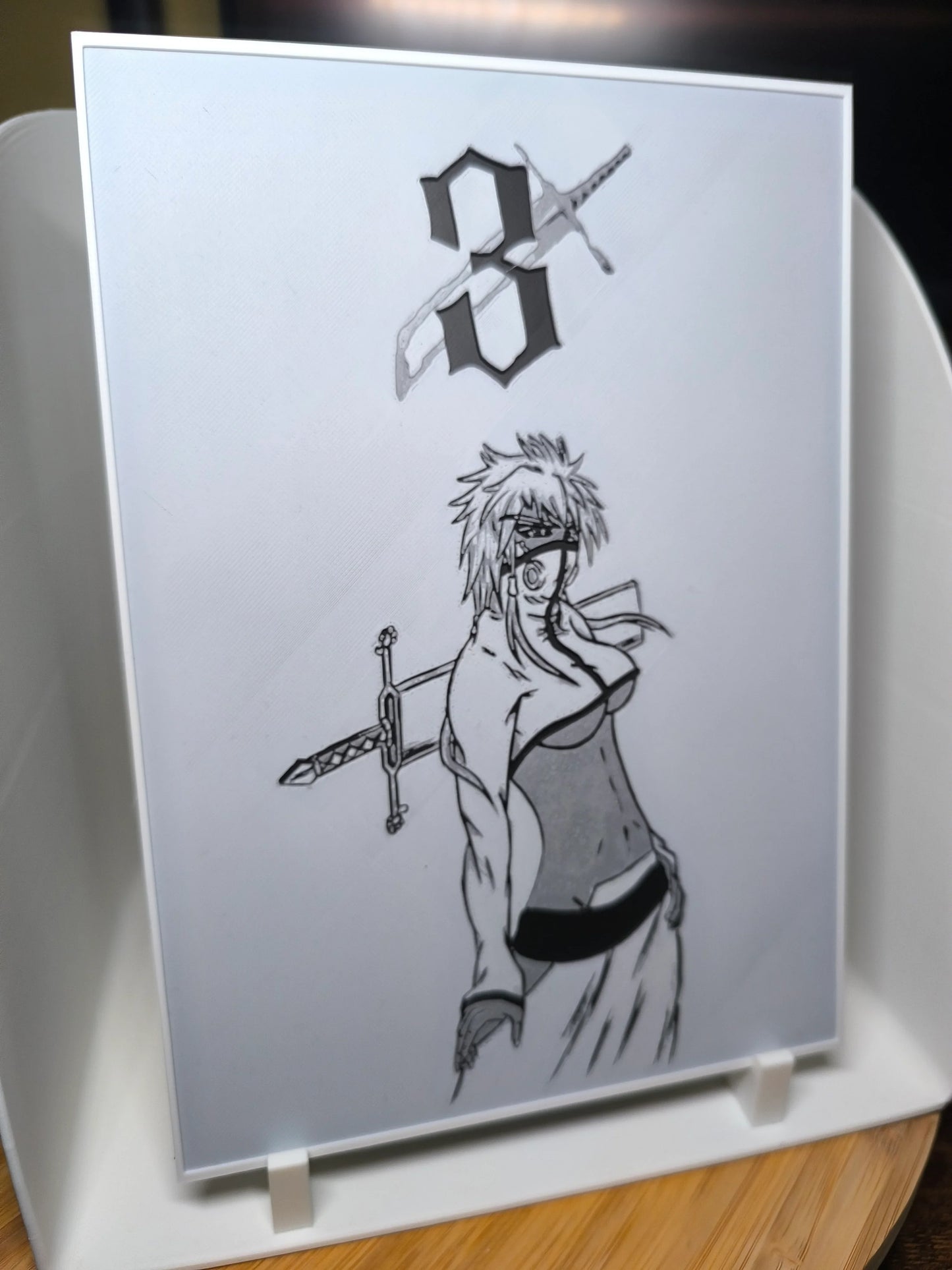 Dessin en noir et blanc d'un personnage manga avec épée et bandeau sur une toile blanche en chevalet