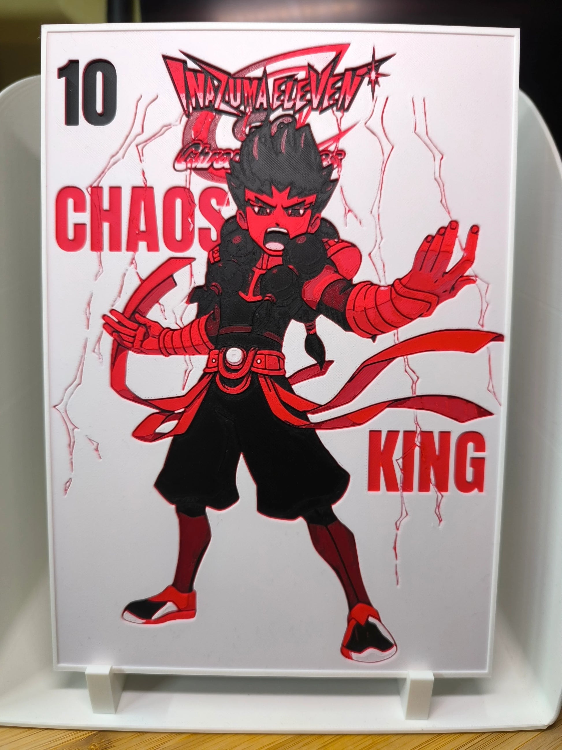 Illustration noire et rouge d'un personnage Inazuma Eleven Chaos King avec posture dynamique et fond blanc