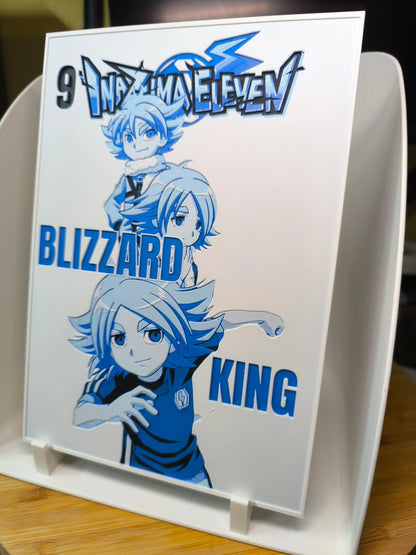 Illustration bleue et blanche de Blizzard King du jeu vidéo Inazuma Eleven sur support blanc
