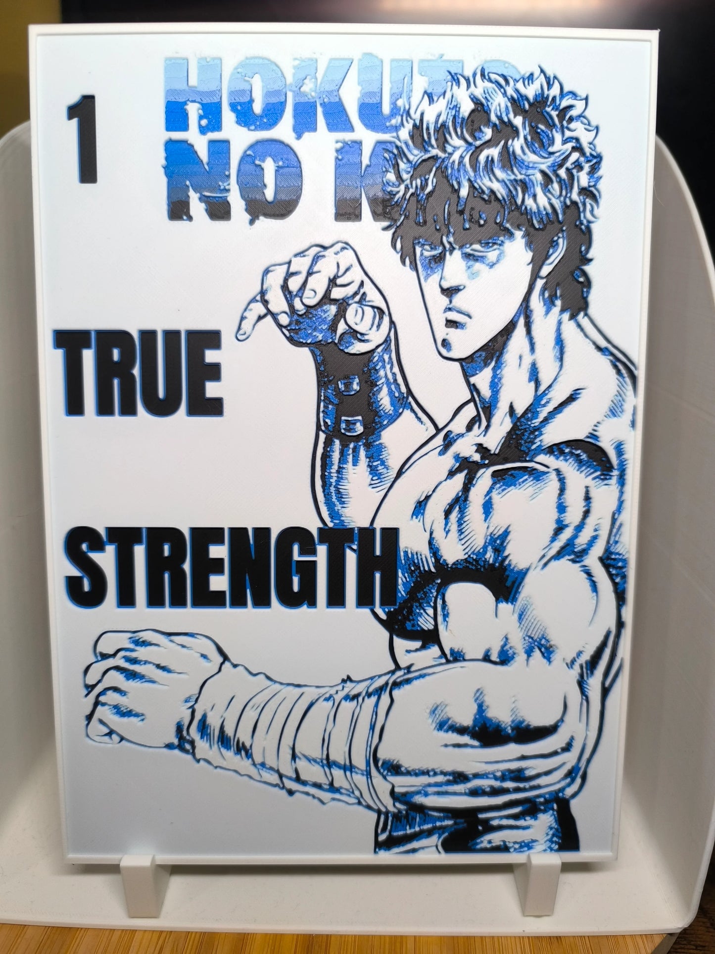 Illustration musculaire déco noir et bleu avec texte Hokuto no Ken et True Strength sur panneau blanc