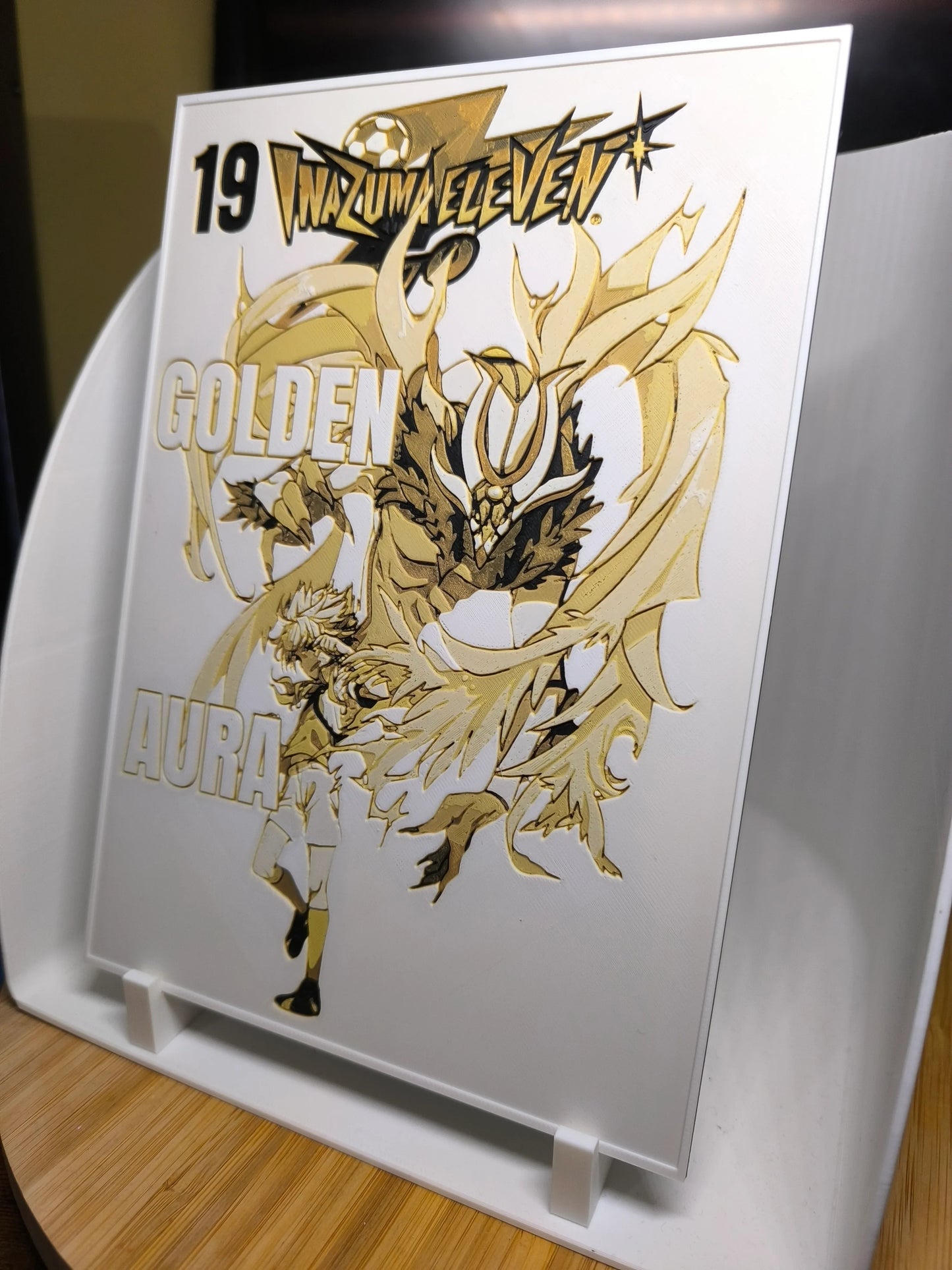 Plaque blanche avec illustration dorée Inazuma Eleven 19 Golden Aura, personnage animé et créature fantastique