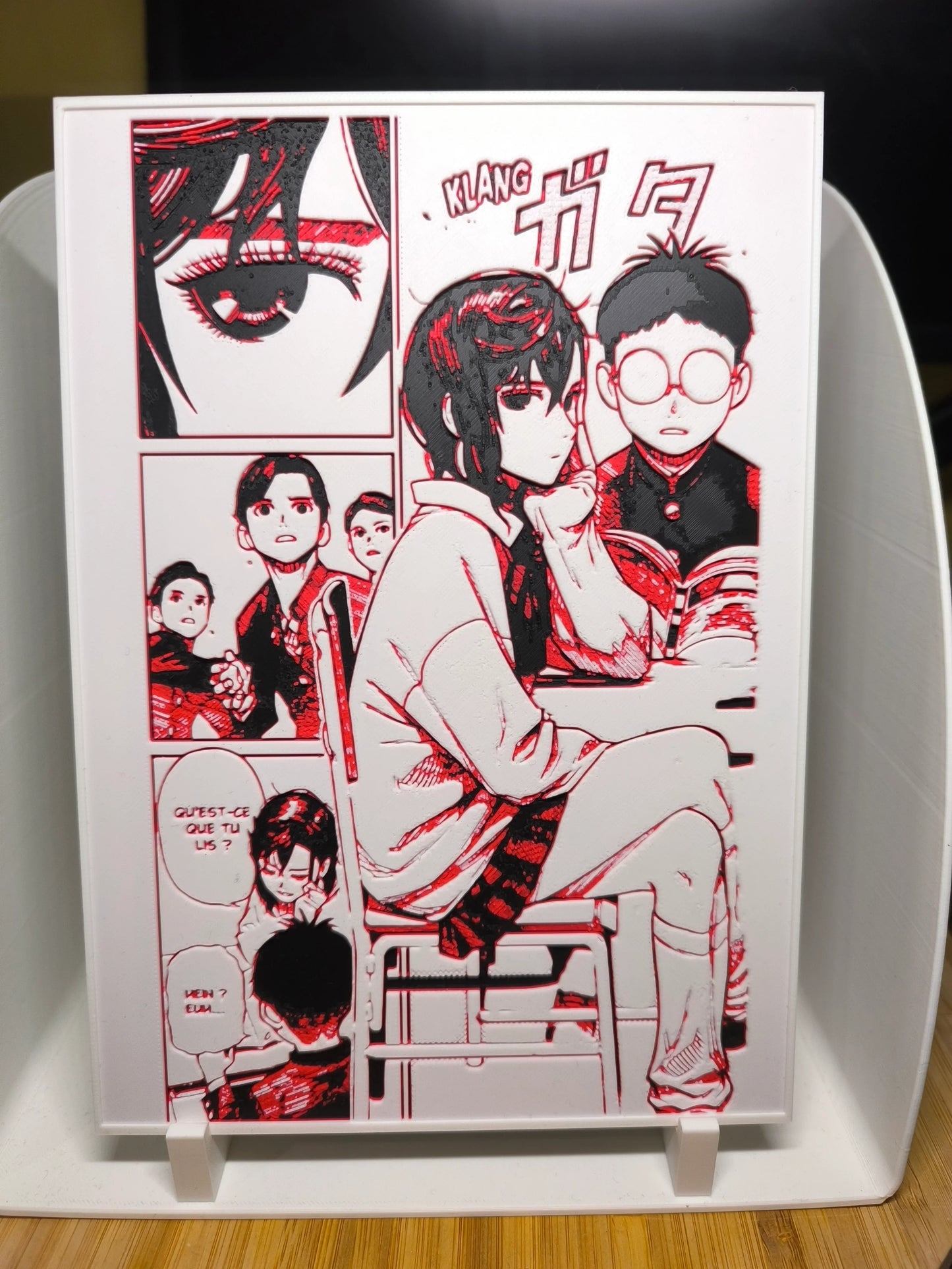 Tableau manga noir rouge blanc montrant personnages dans une scène scolaire, pose et expressions variées