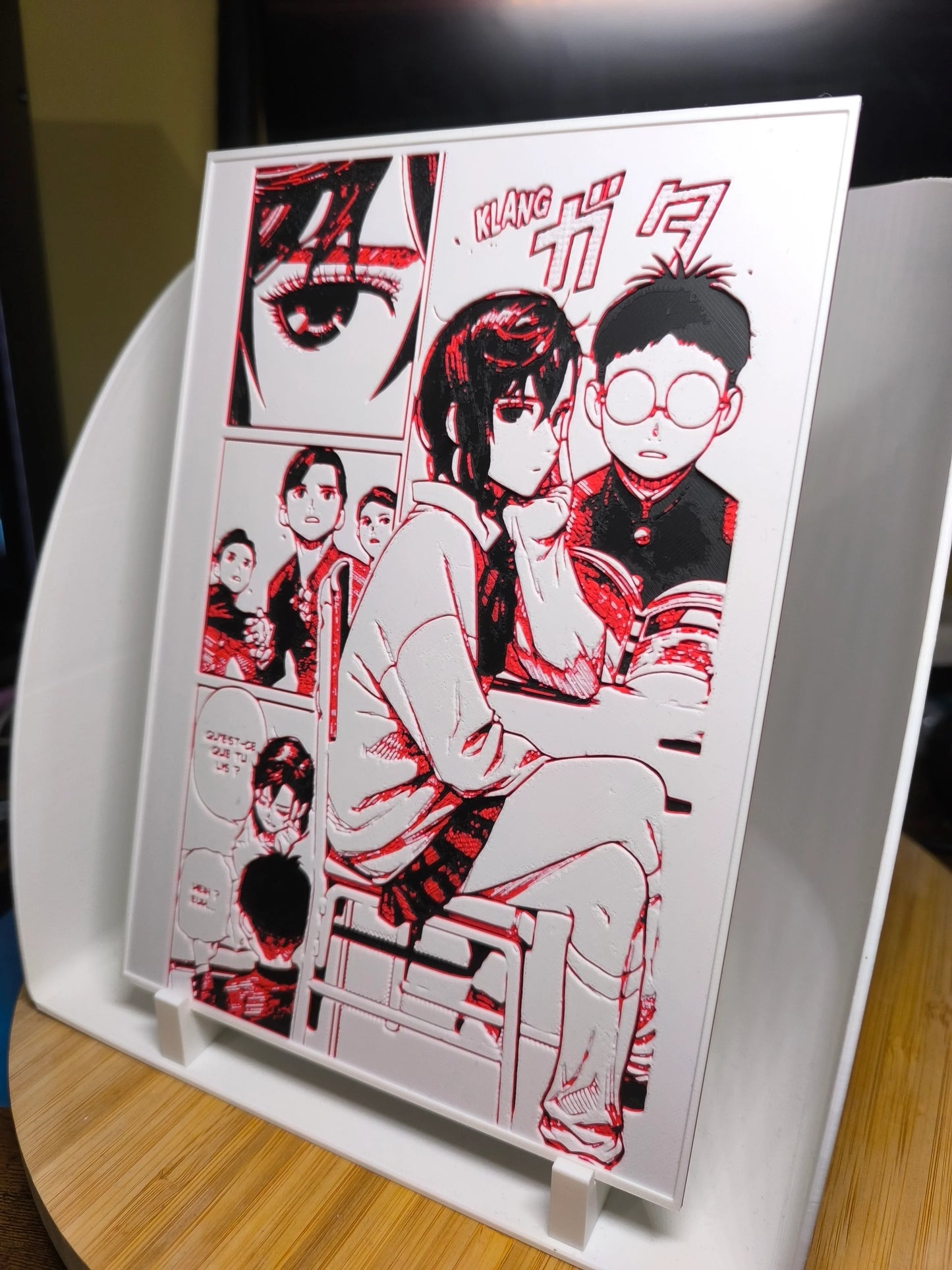 Page d'art manga noir et rouge montrant élèves dans une salle de classe avec expressions diverses