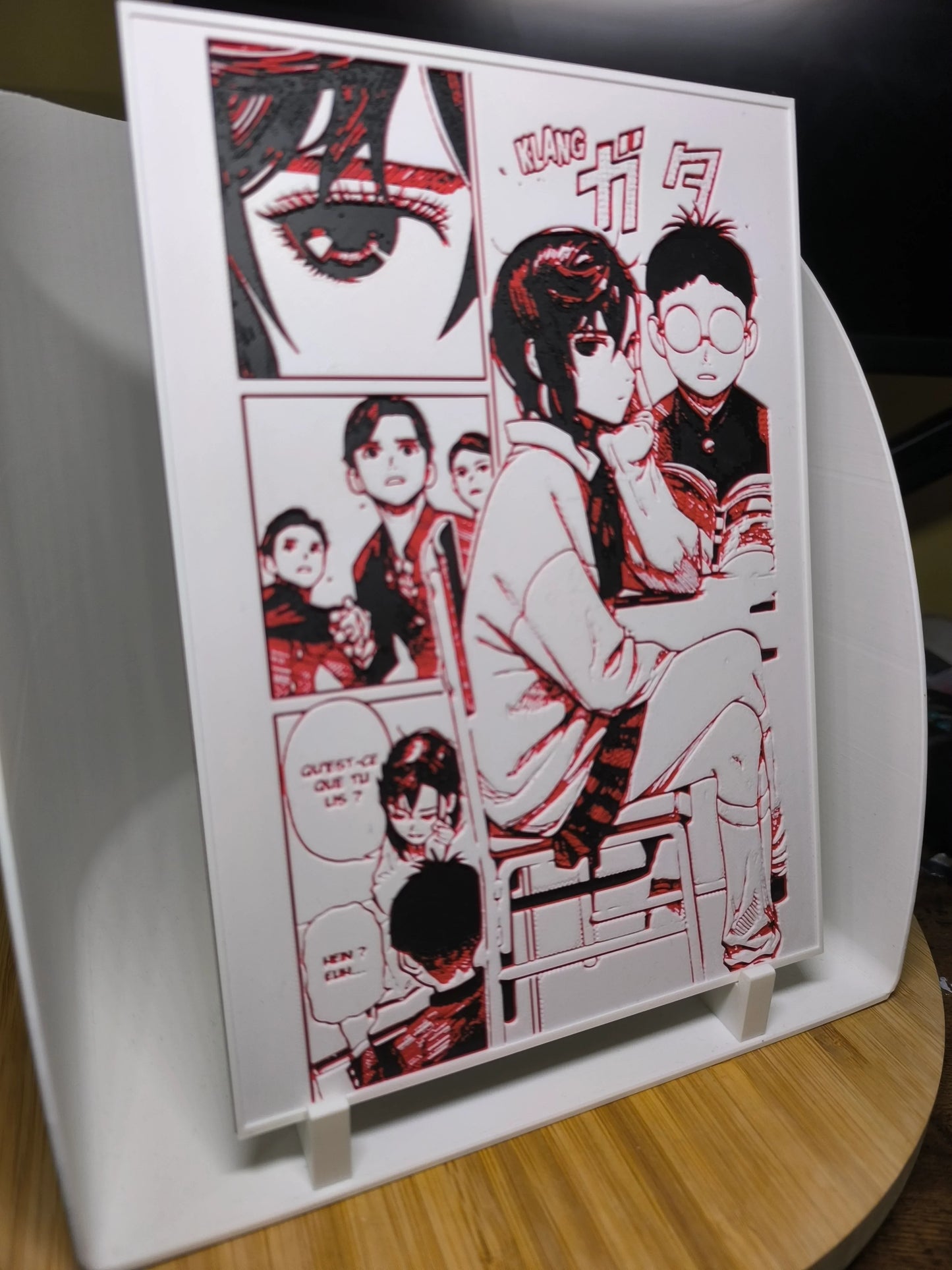 Illustration manga rouge et noir de personnages adolescents assis et discutant sur un support blanc