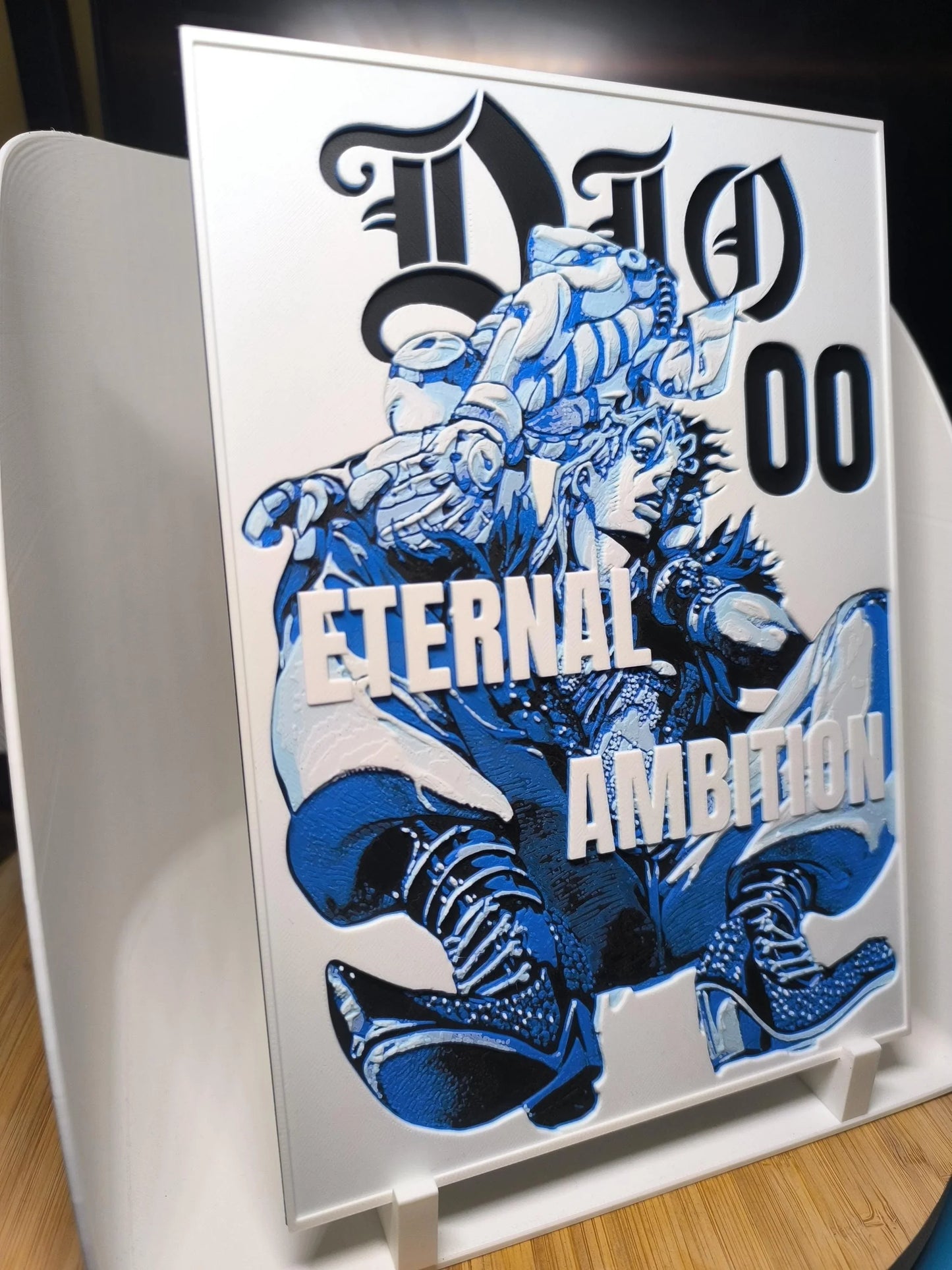 illustration bleue et blanche de Dio 00 avec texte Eternal Ambition sur tableau blanc