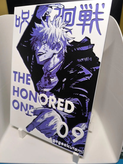 Illustration manga violet et noir de personnage souriant avec texte japonais et anglais sur plaque décorative