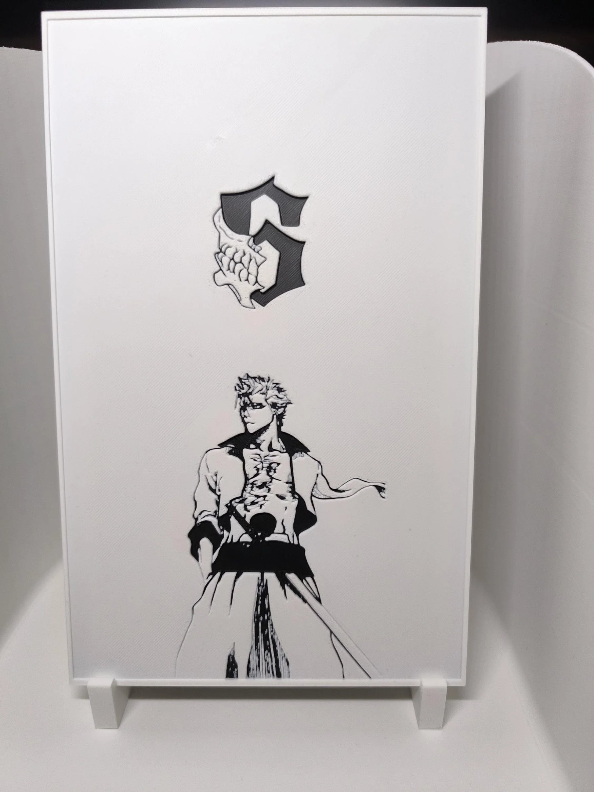 Tableau blanc avec dessin noir blanc d'un personnage d'anime et un symbole mystérieux au-dessus