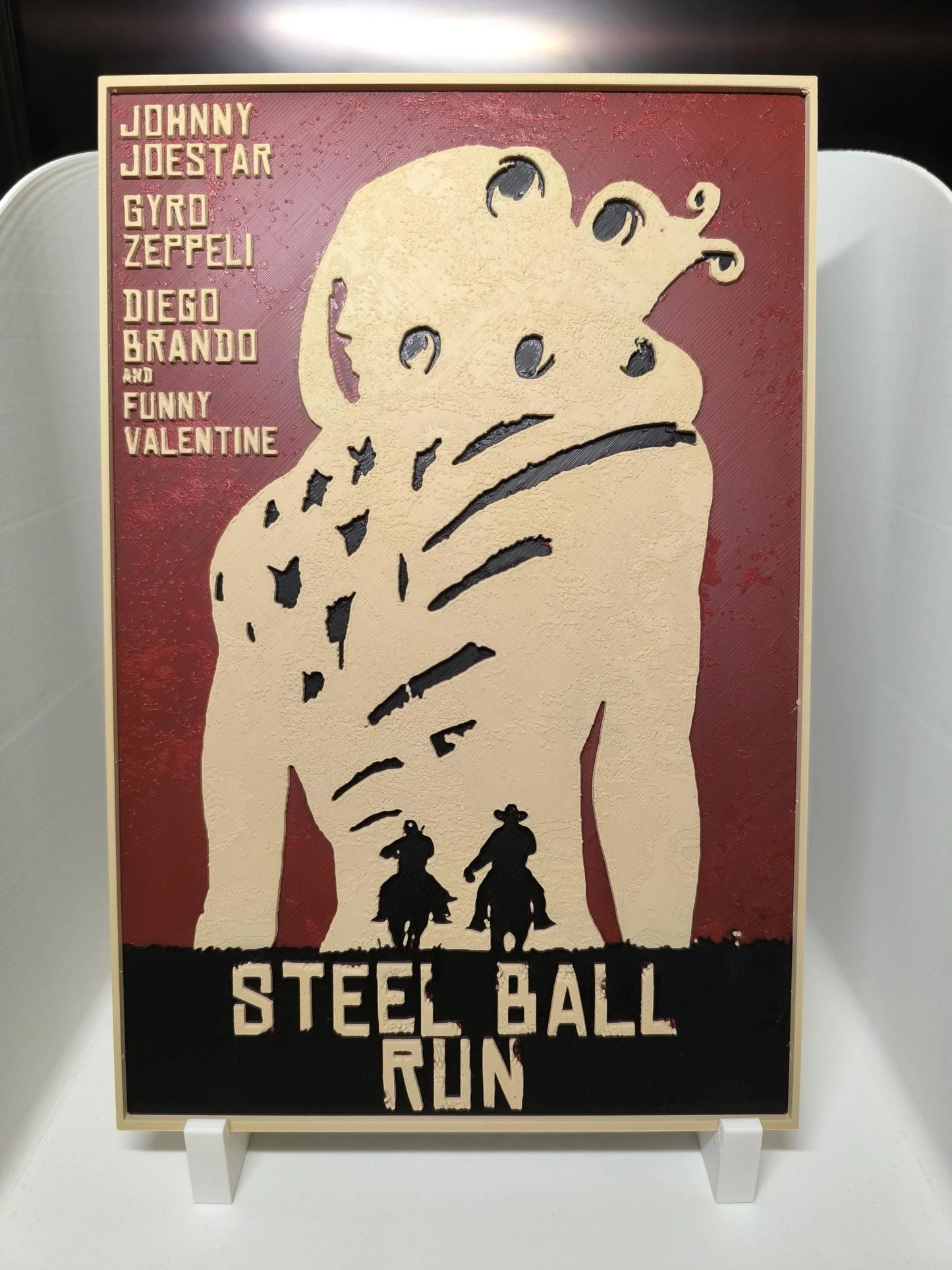 Affiche en relief de Steel Ball Run avec silhouette beige sur fond rouge et cavaliers noirs à l'avant