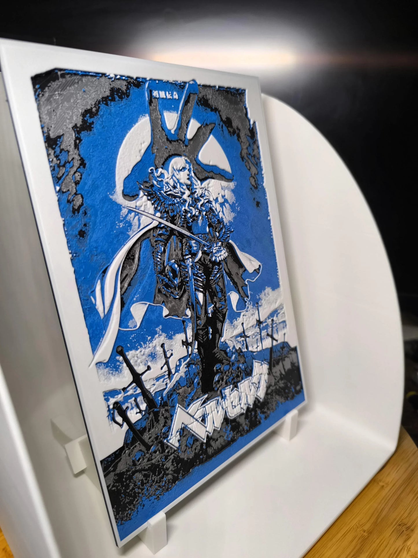 Illustration de personnage armé en cape devant lune blanche, art mural bleu et noir sur support blanc