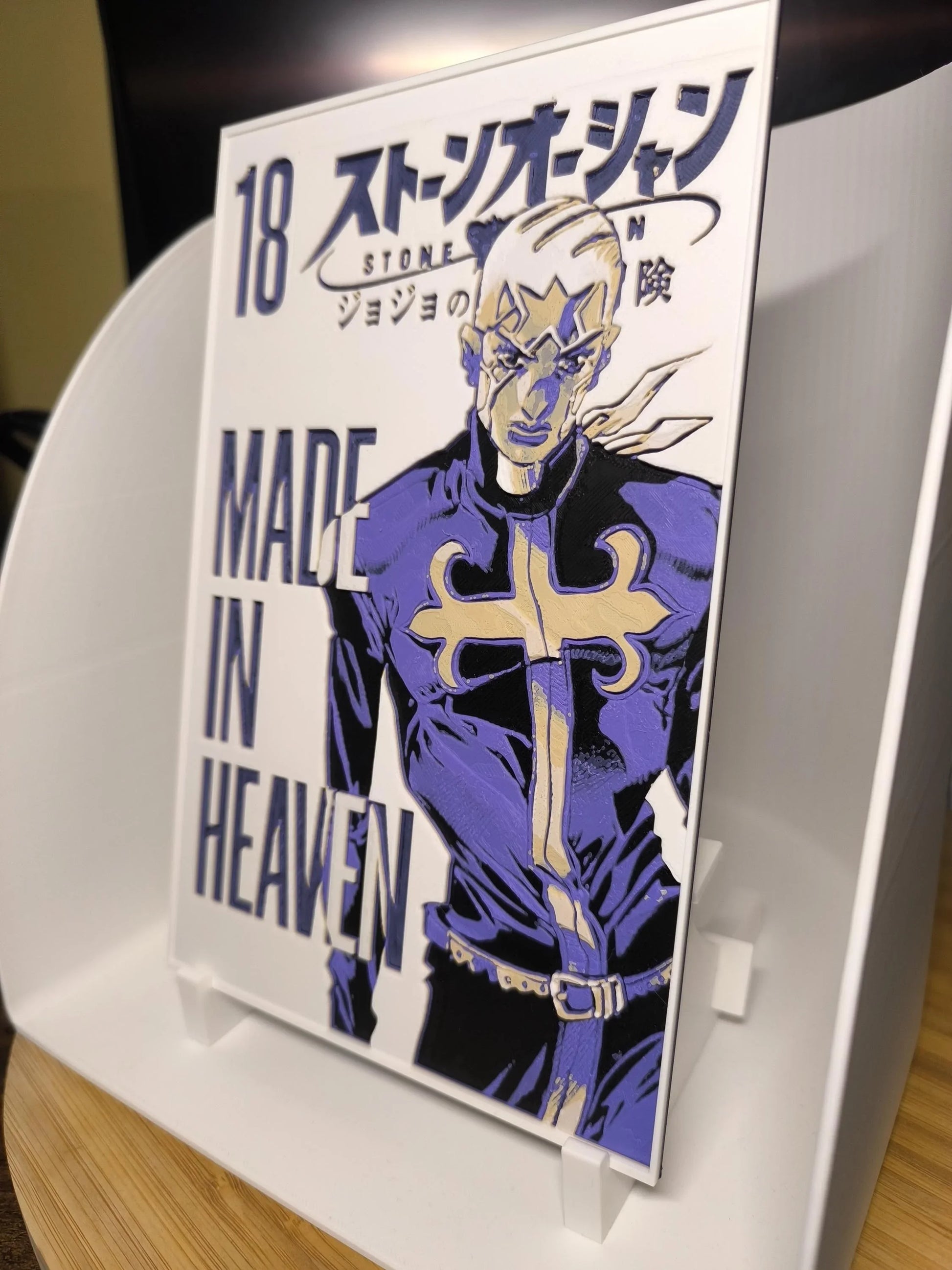 Couverture manga JoJo's Bizarre Adventure Stone Ocean volume 18 avec personnage en costume violet et croix dorée