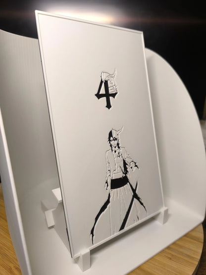 Couverture blanche d'un disque vinyle avec illustration en relief d'un personnage et le chiffre 4