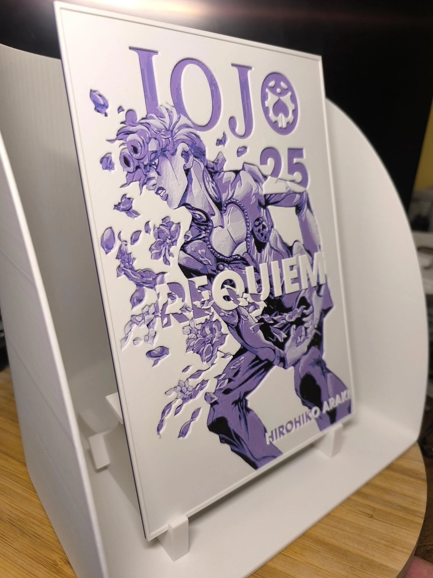 Carte en relief JoJo's Bizarre Adventure 25 Requiem avec illustration violette de personnage sur support blanc